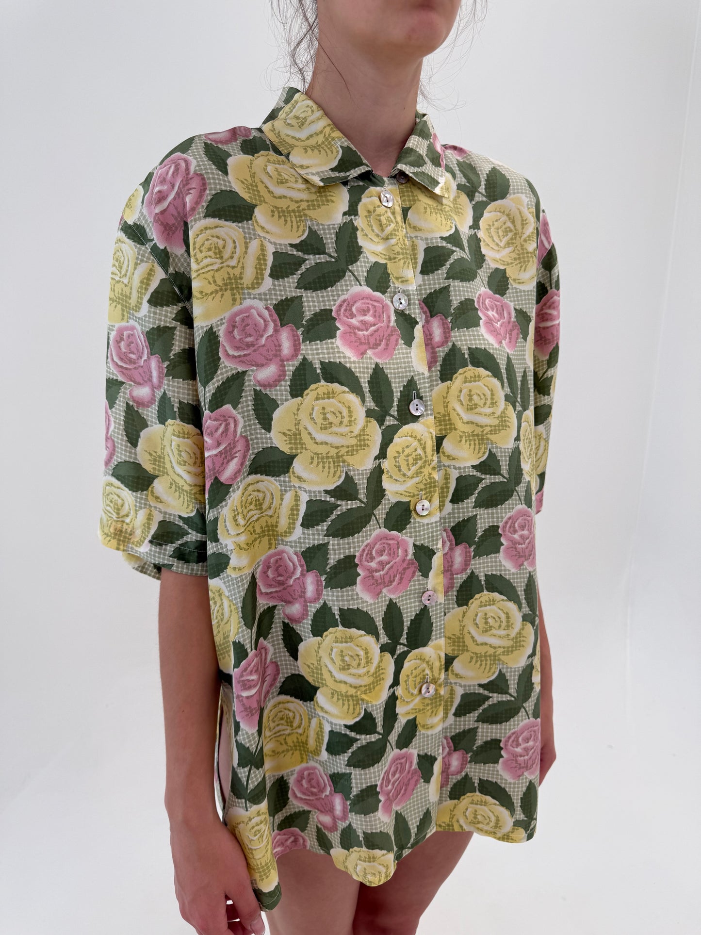 Cămașa din mătase naturală cu print floral cu trandafiri în culori superbe