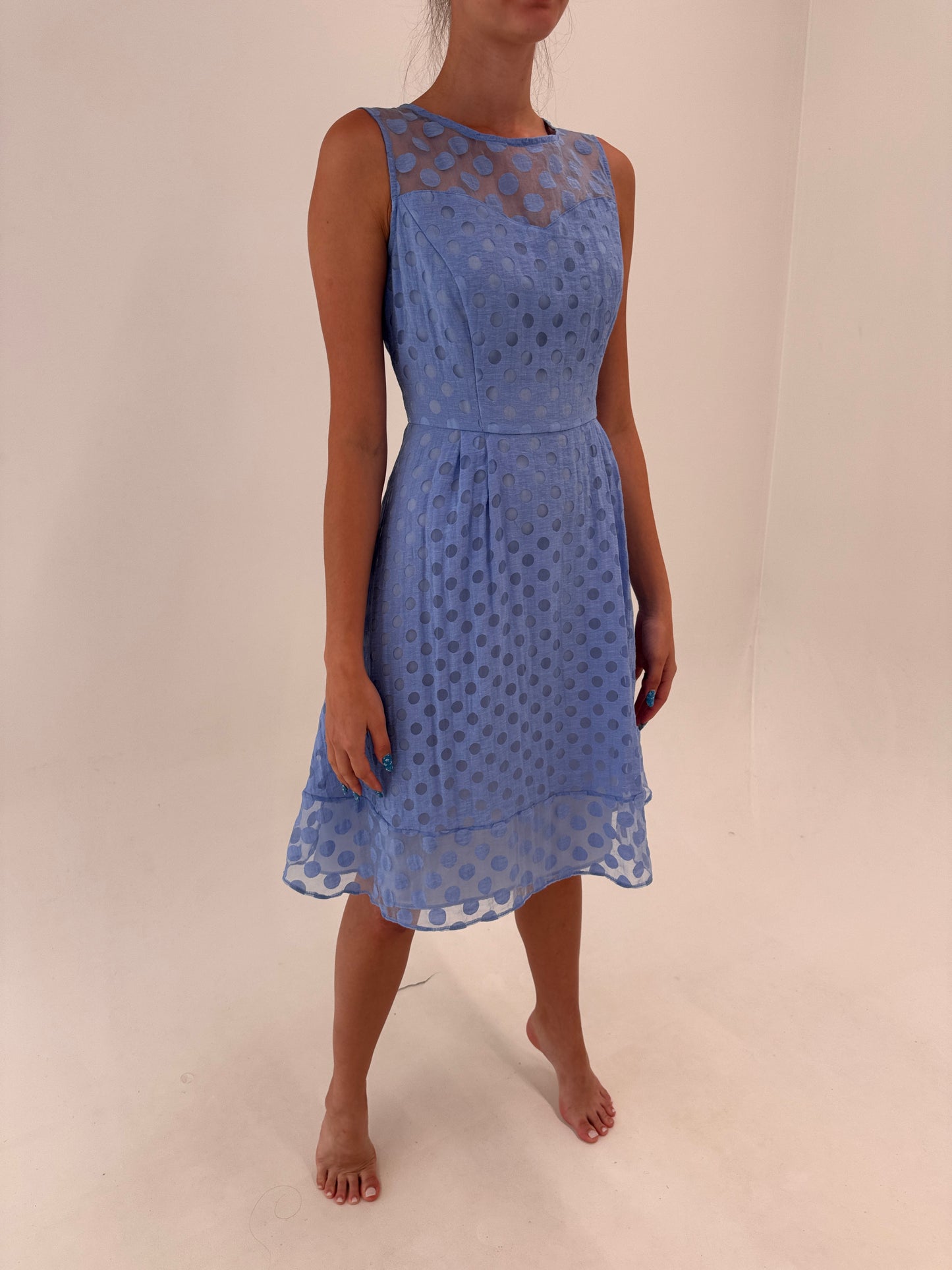 Rochie cornflower Blue în croi actual cu buline texturate și talie marcată