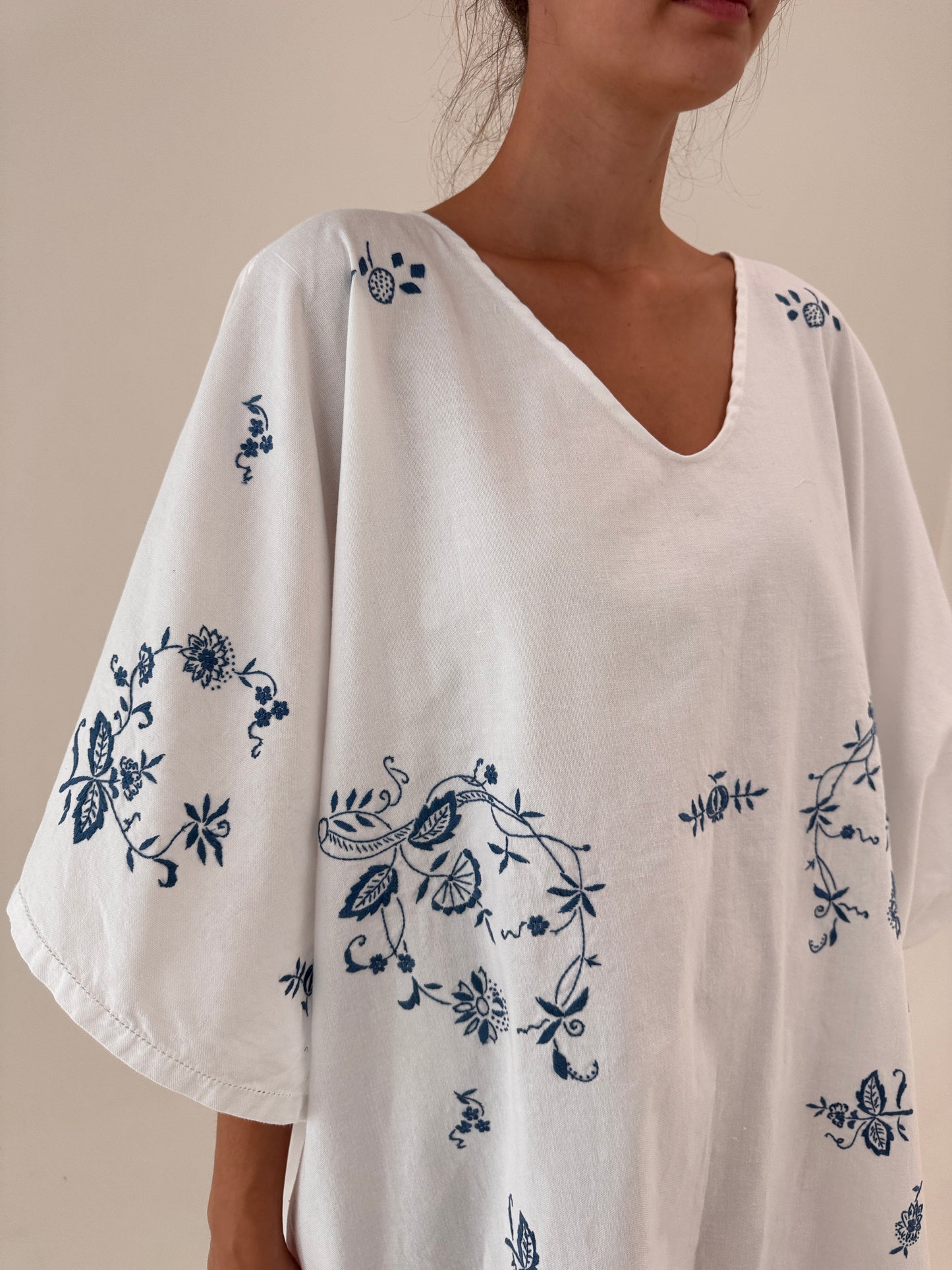 Kaftan cu broderie manuală albastru cerneală din in excepțional în croi amplu