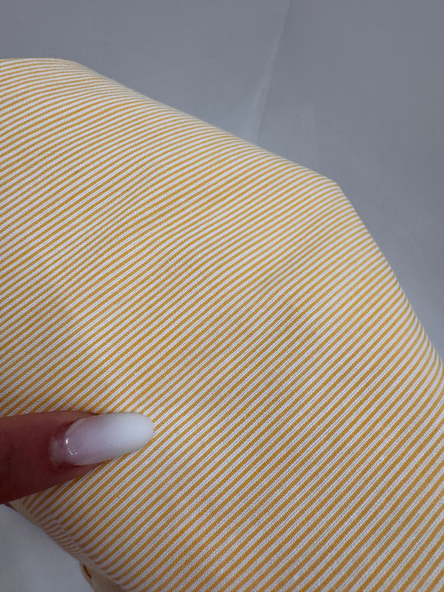 Pantaloni butter yellow tall in dungi fine verticale din panzica de bumbac