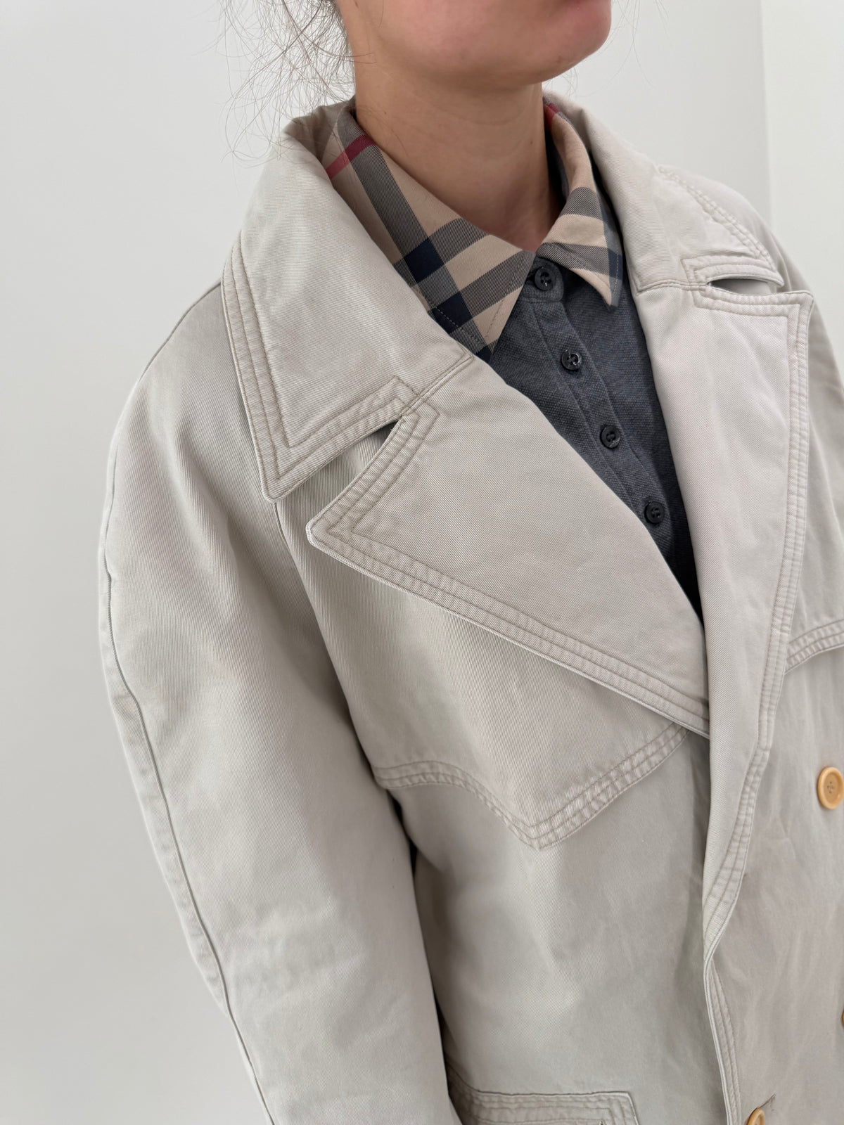 Trench Moschino tall din gabardină cu interior light padded light nude cu închidere dublă