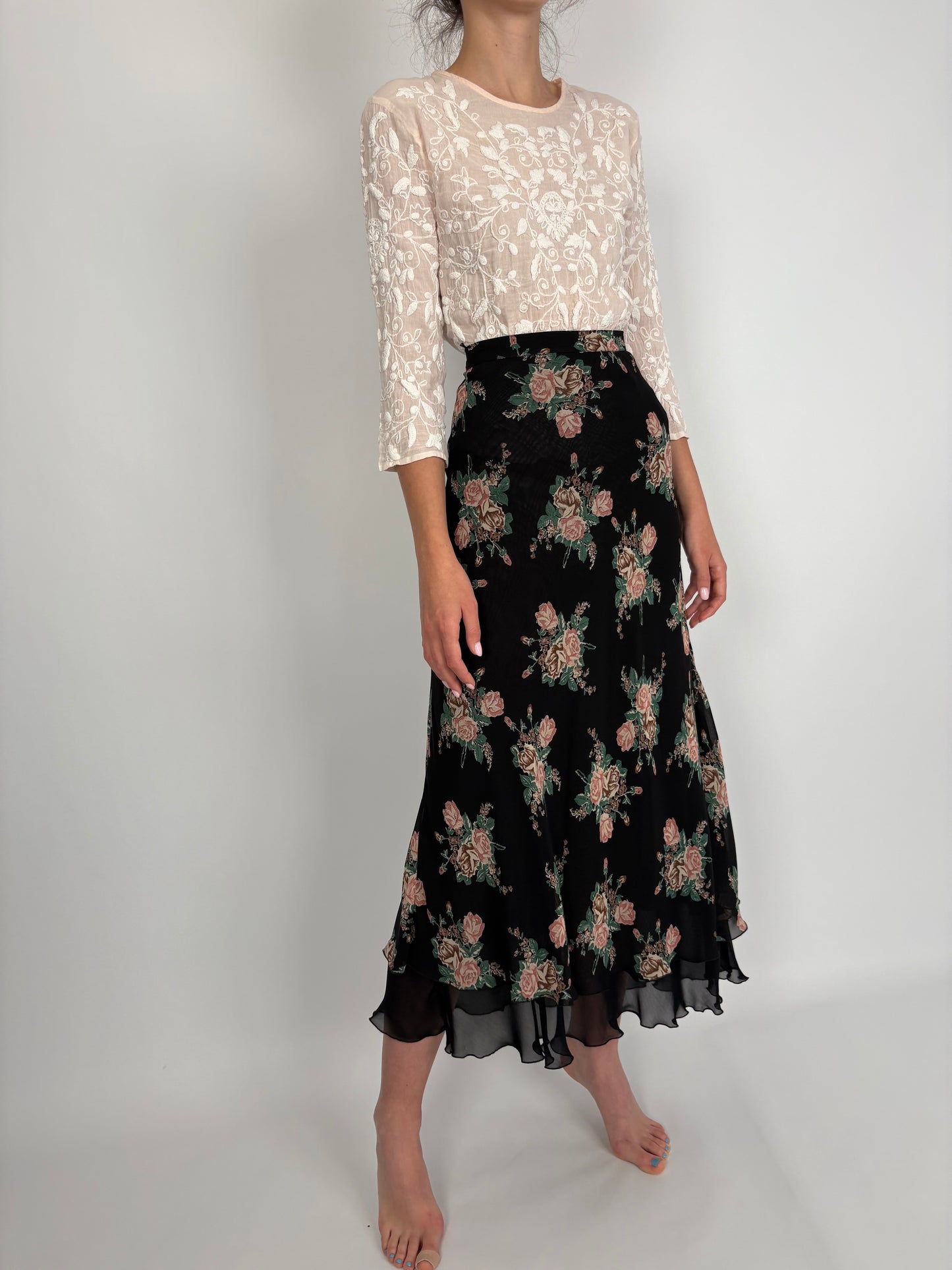 Fustă maxi neagră cu print floral superb powder pink