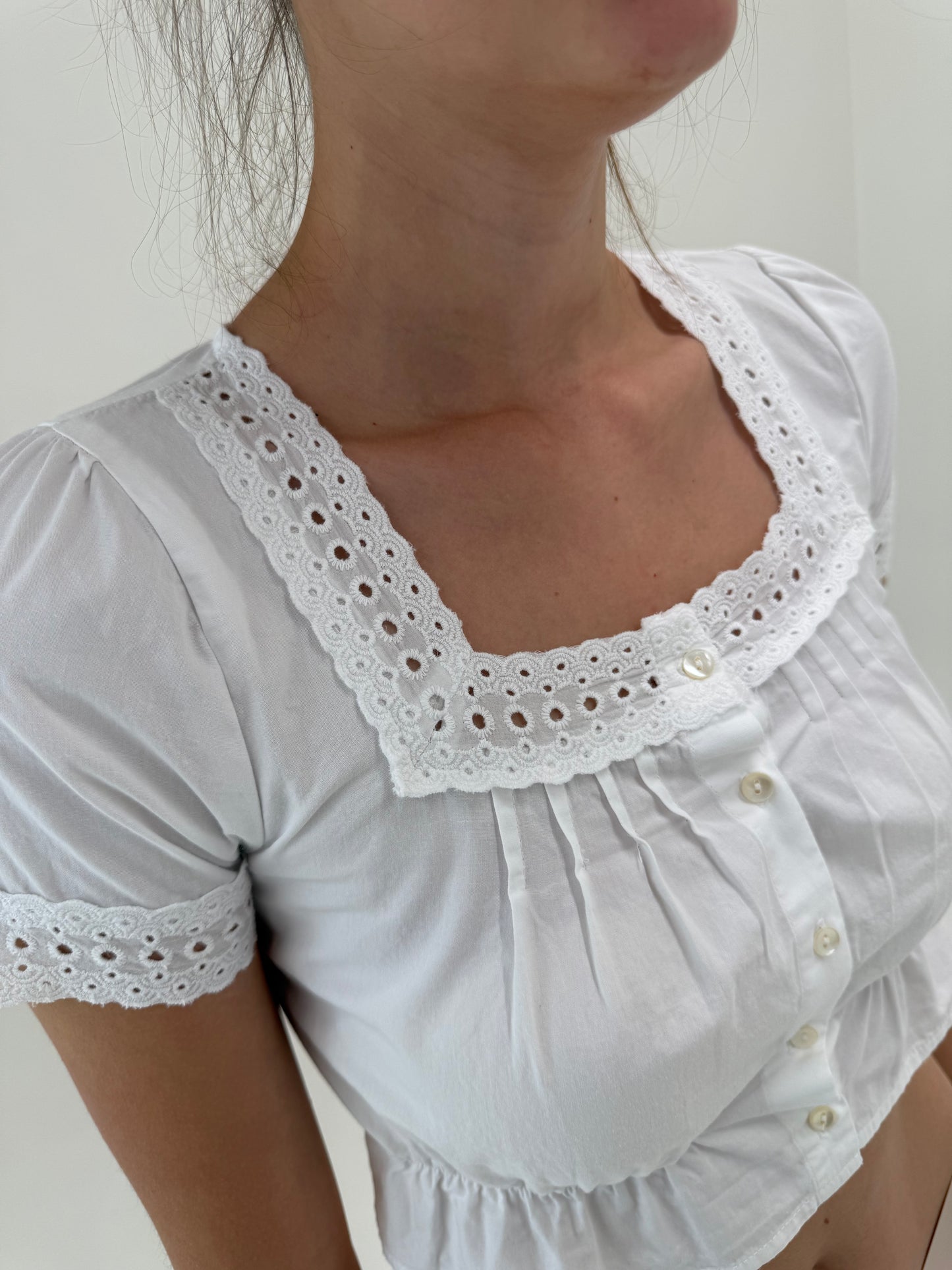 Top cropped cu inserții de dantelă din bumbac premium