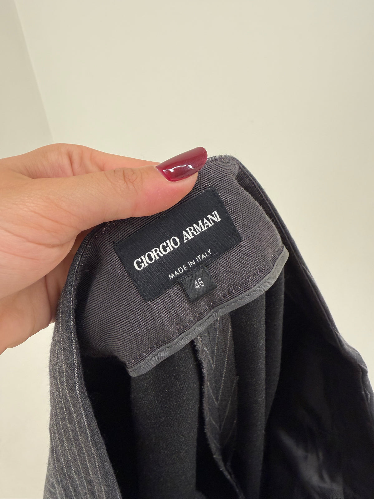 Pantaloni Giorgio Armani ultra luxury din lana extrafina cu pense și dungi