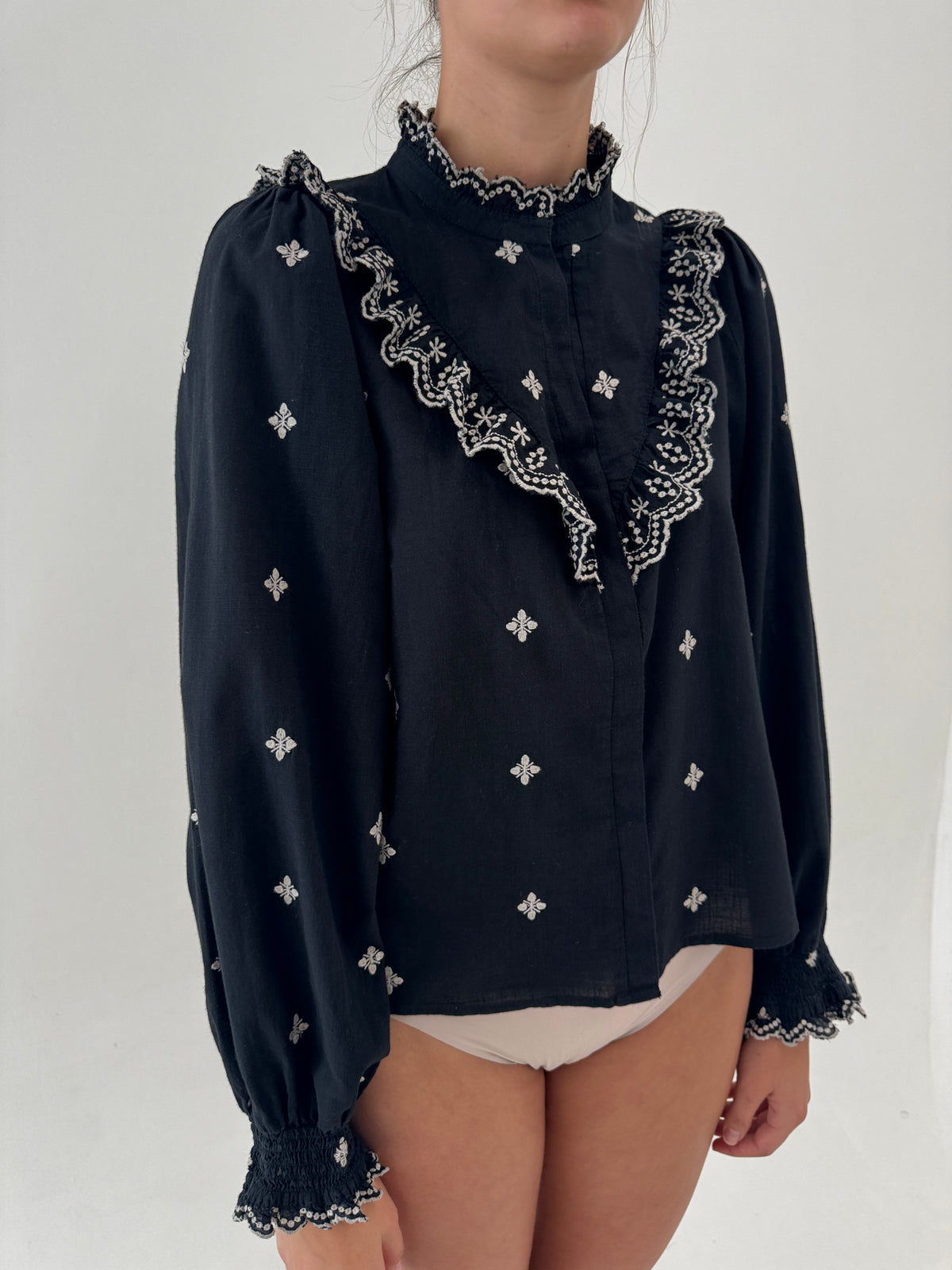 Cămașa boho neagra din bumbac moale cu broderie și mâneci ample