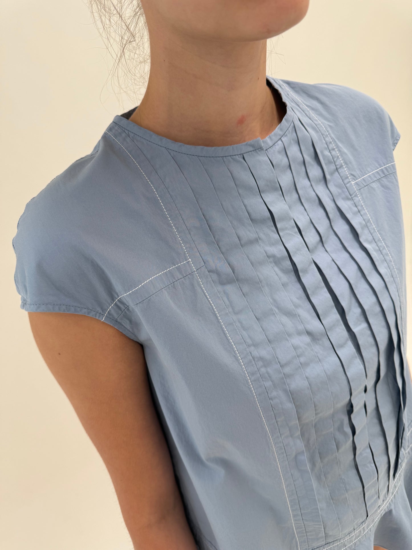 Top baby blue Max Mara în croi actual elaborat din poplin premium de bumbac
