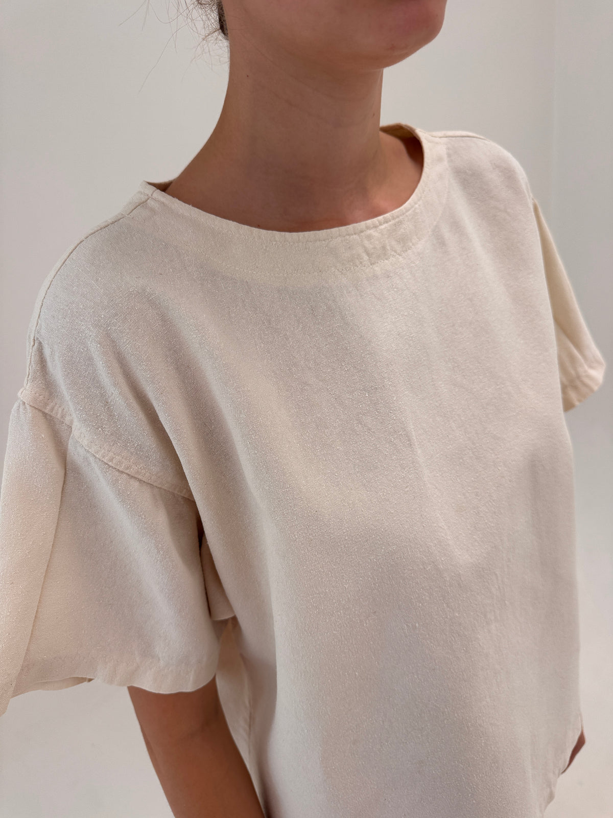 Top butter white din mătase naturală raw în croi minimalist oversized