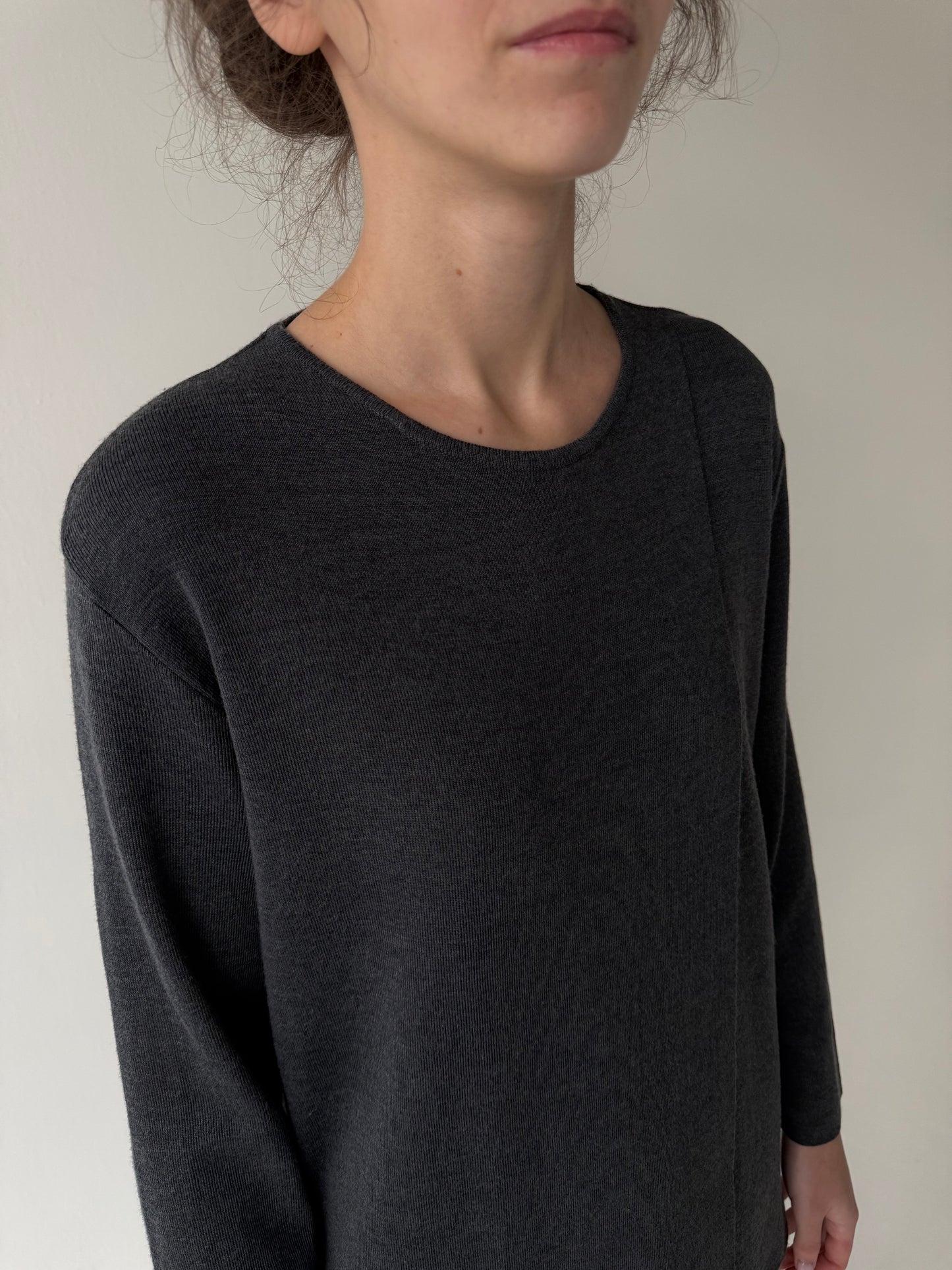 Pulover parte peste parte în croi minimalist din lana merino de gramaj mare