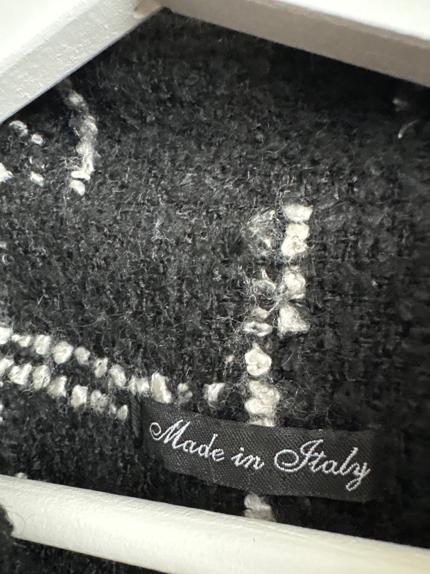 Palton italian petite în stil Chanel din boucle plin de lana alb negru