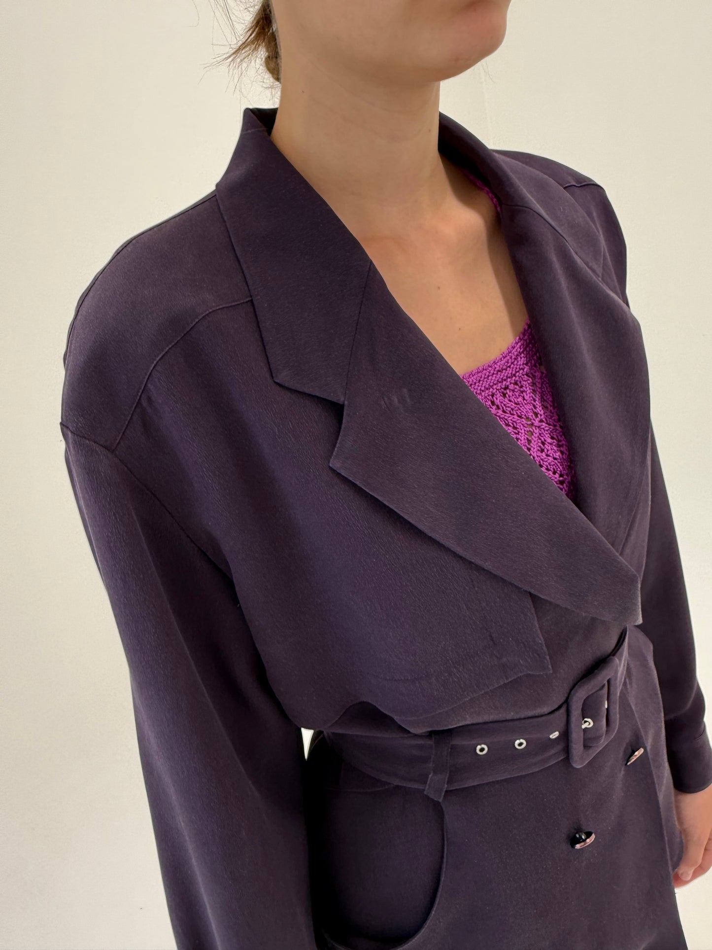 Costum Madeleine de fată din crepe de mătase naturală aubergine cu talie marcată