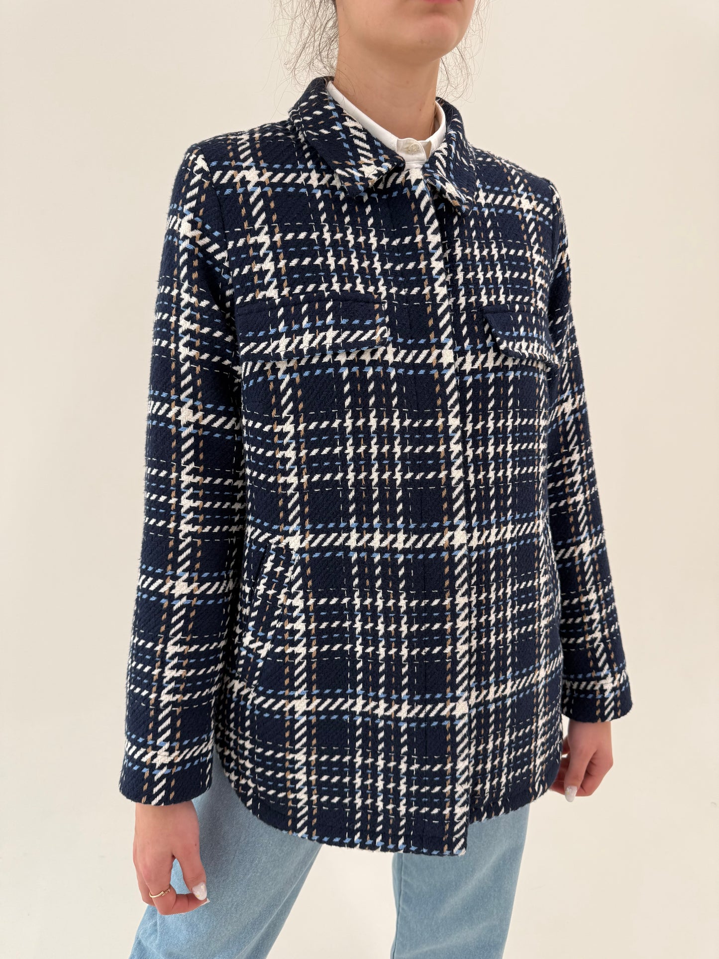 Jacheta cu influențe casual în carouri și croi actual stil overshirt