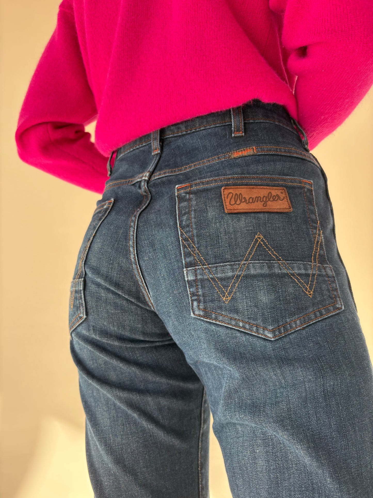 Jeans vintage premium Wrangler dark wash ușor modelatori