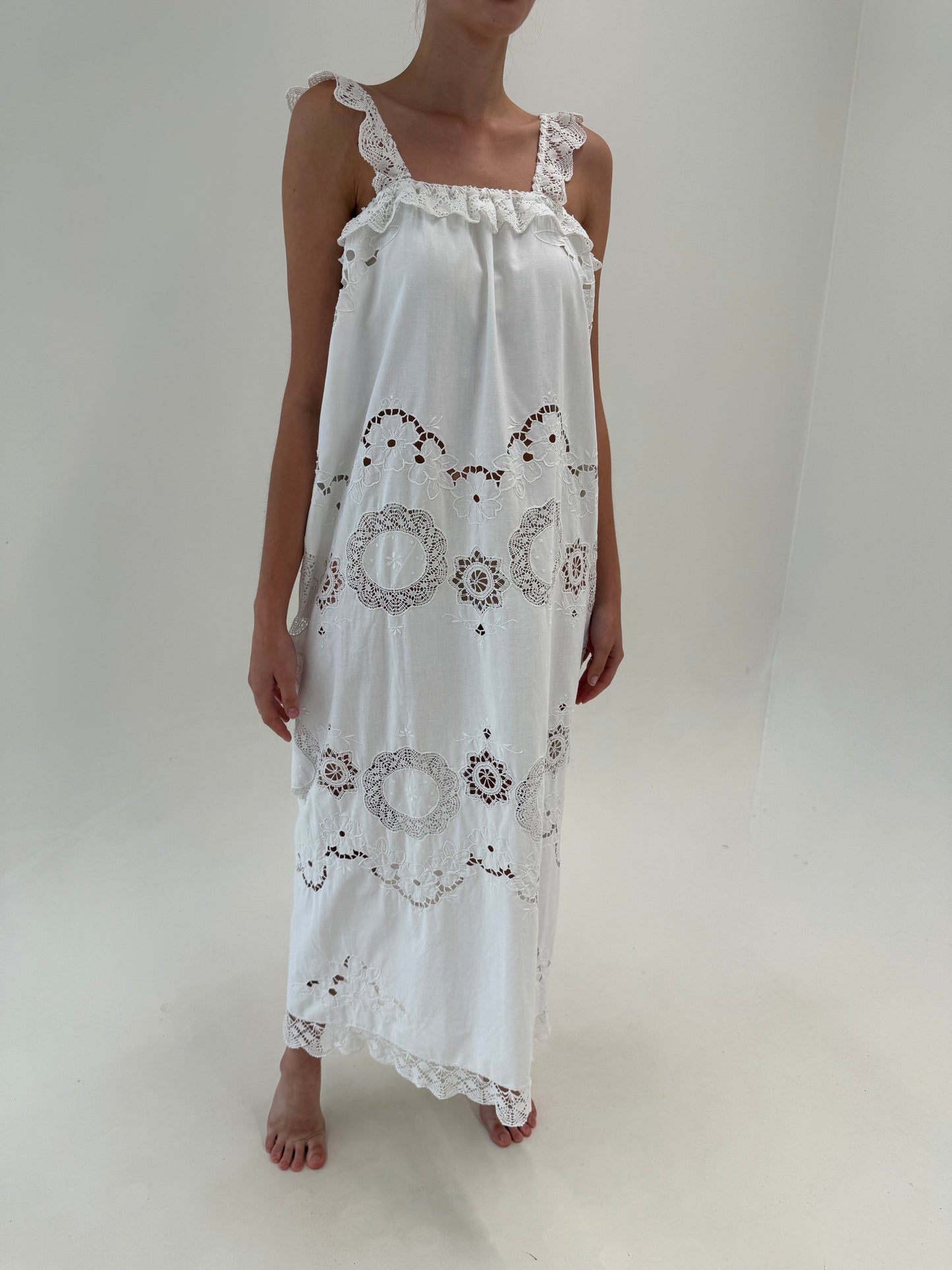 Rochie maxi din panza de bumbac cu broderie manuală și macrame lucrat manual