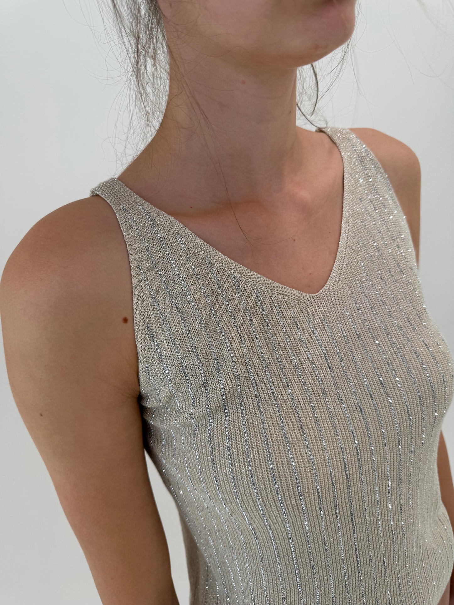 Top petite din jerse de in sand nude cu aplicații delicate argintii