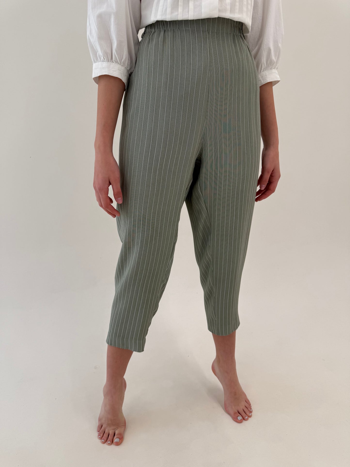 Pantaloni petite cu dungi fine verticale cu talie ultra înaltă elastică