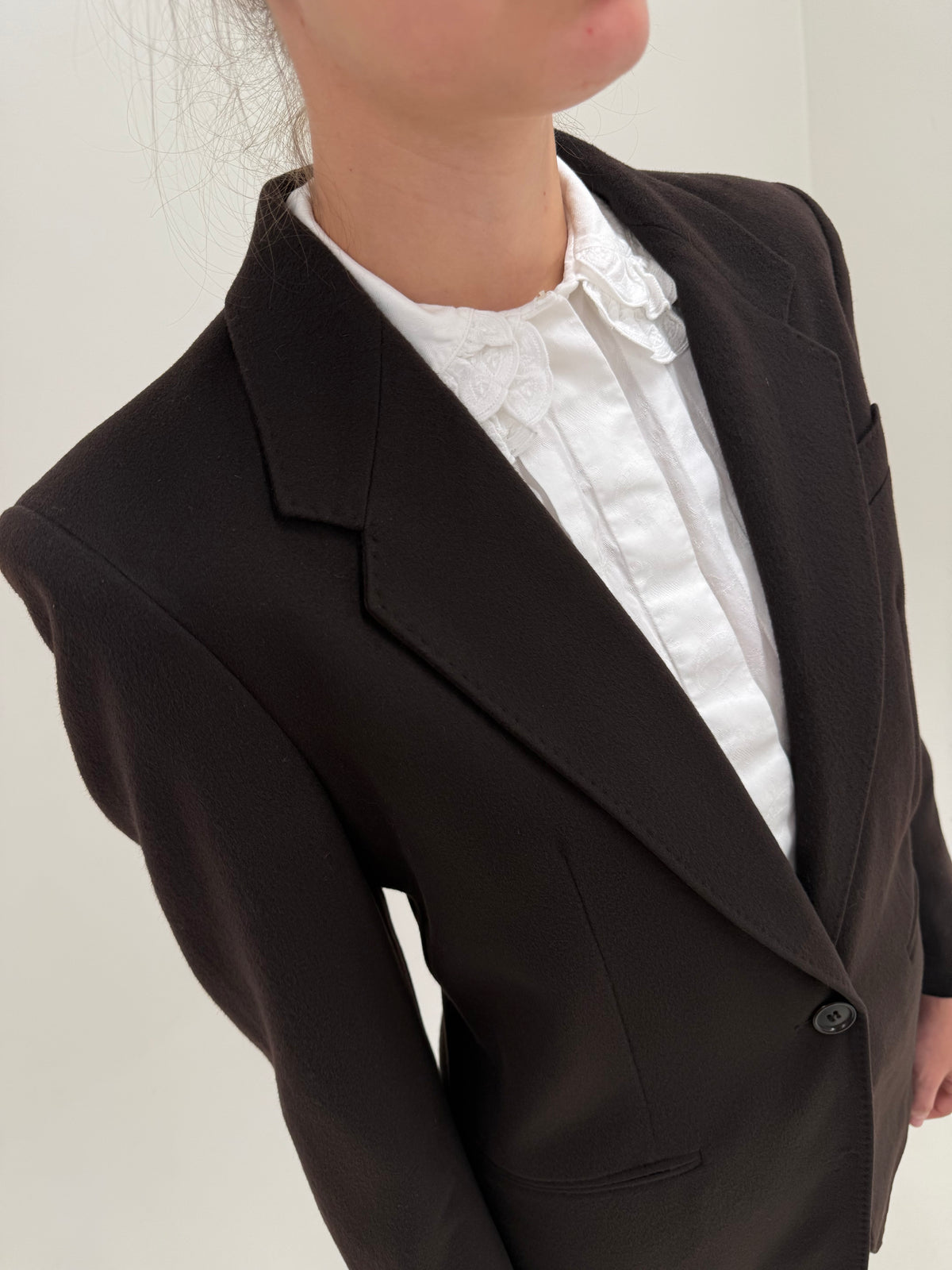 Sacou Max Mara dark brown din stofă plină de lana extrem de fină cu închidere tip smoking