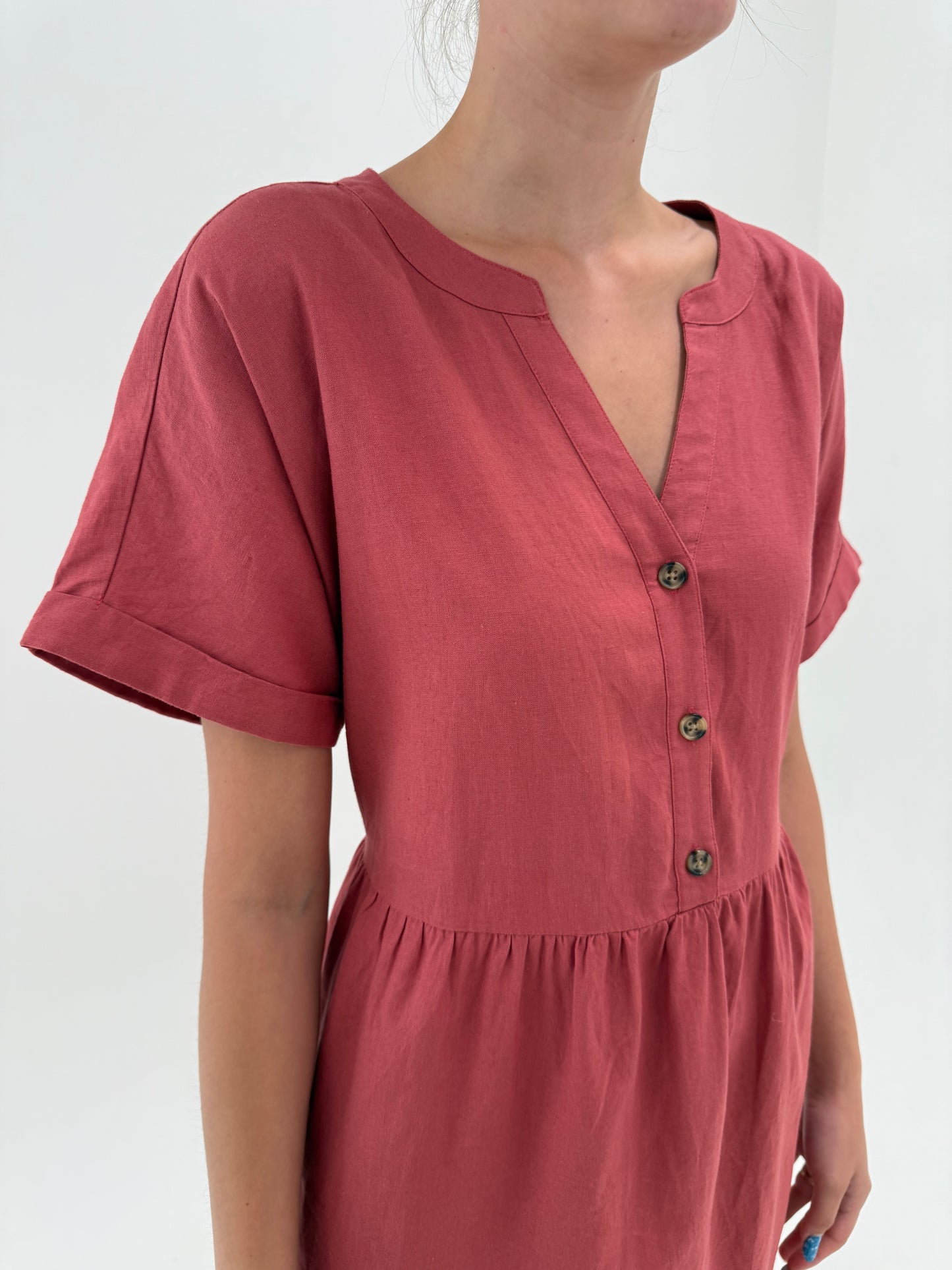 Rochie muted rosewood din in premium în croi actual cu talie marcată