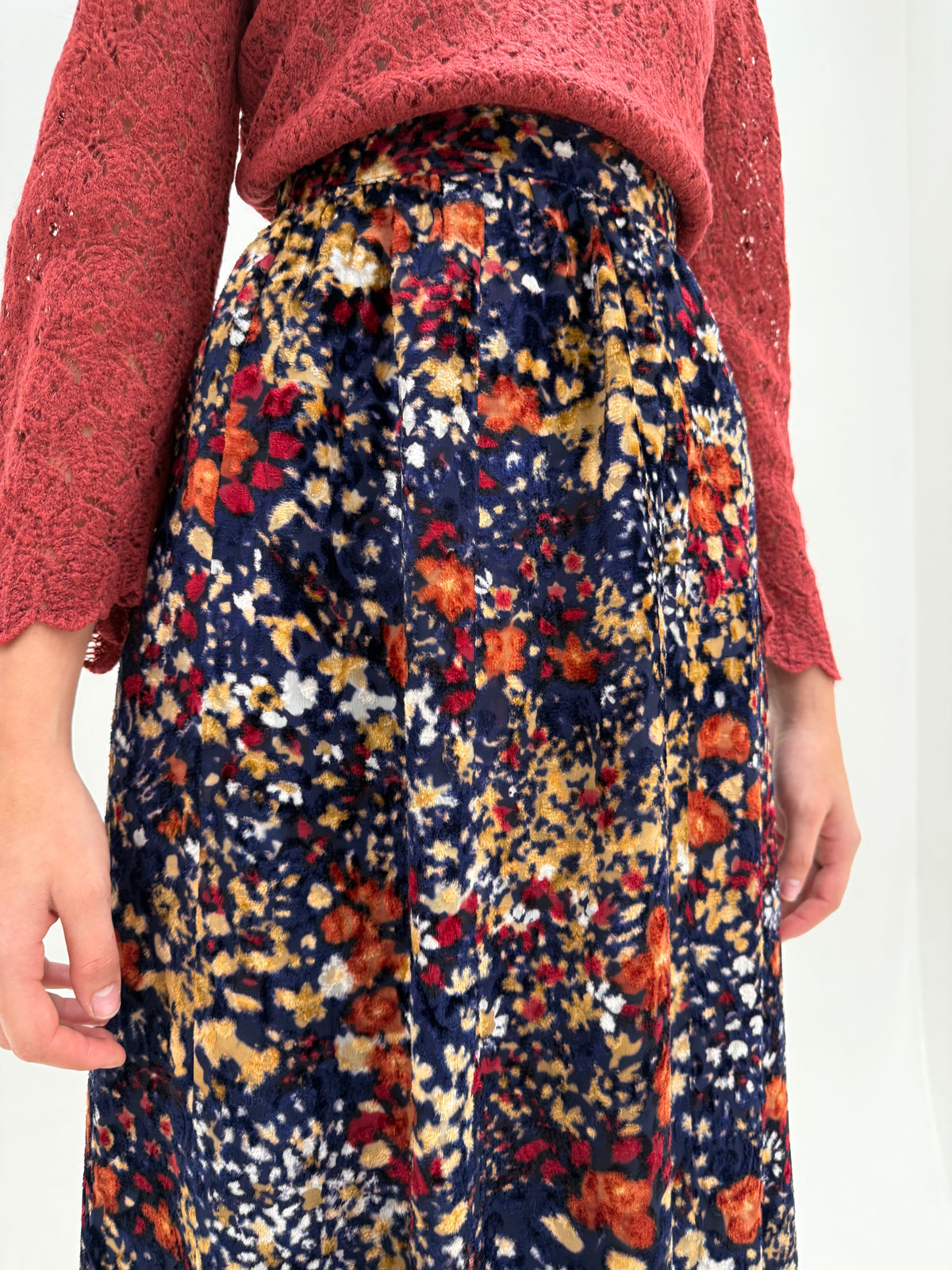 Fustă maxi din catifea premium midnight blue cu print delicat de la zi la seară