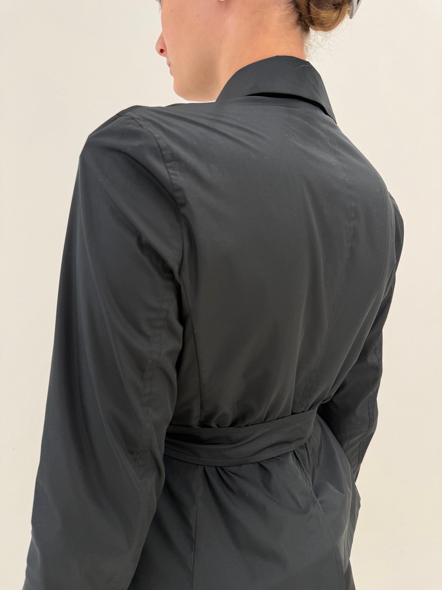 Trench negru Max Mara în croi minimalist cu cordon
