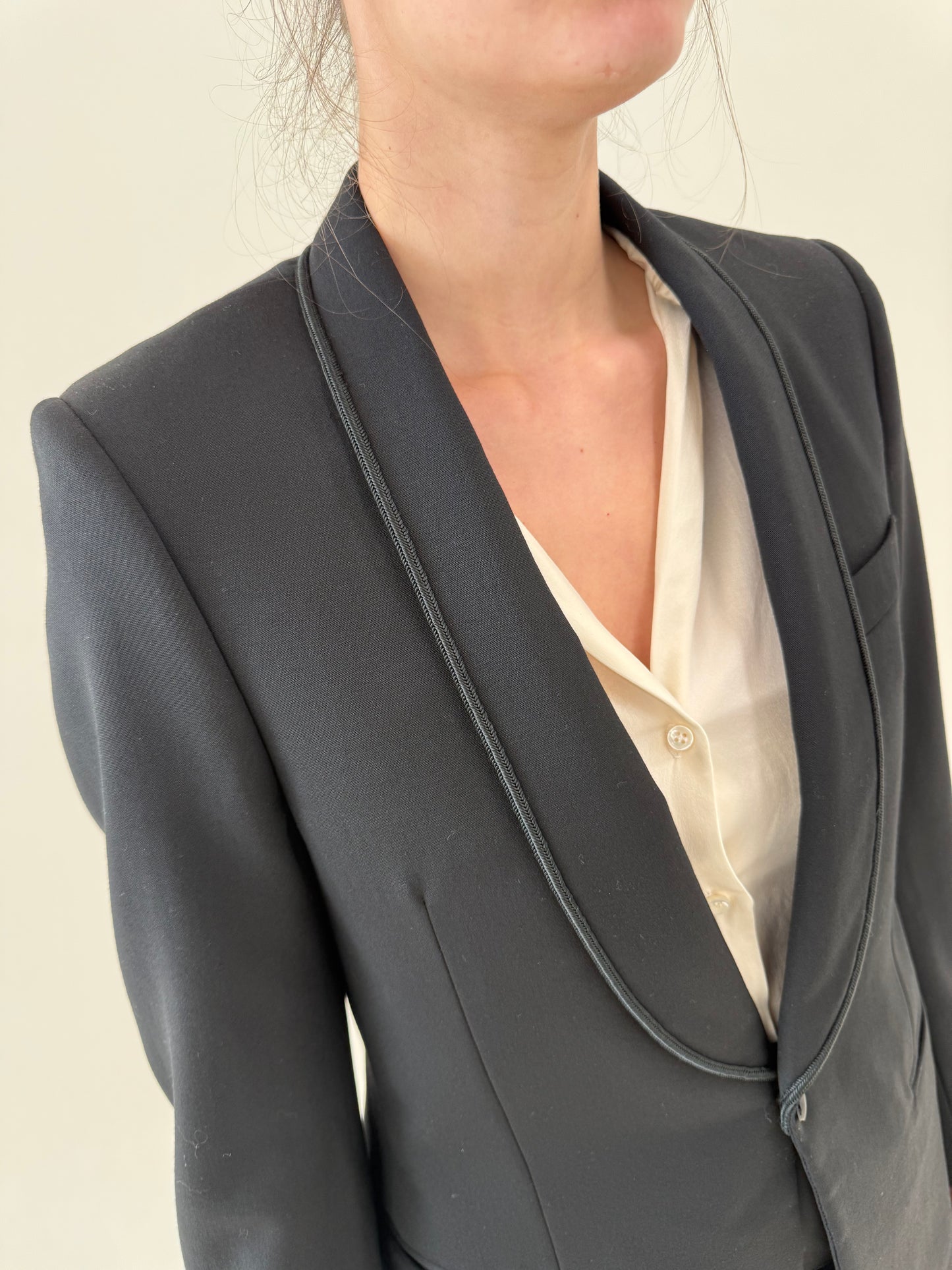 Sacou negru tip smoking cu revere rotunjite de la zi la seară din lanita structurată