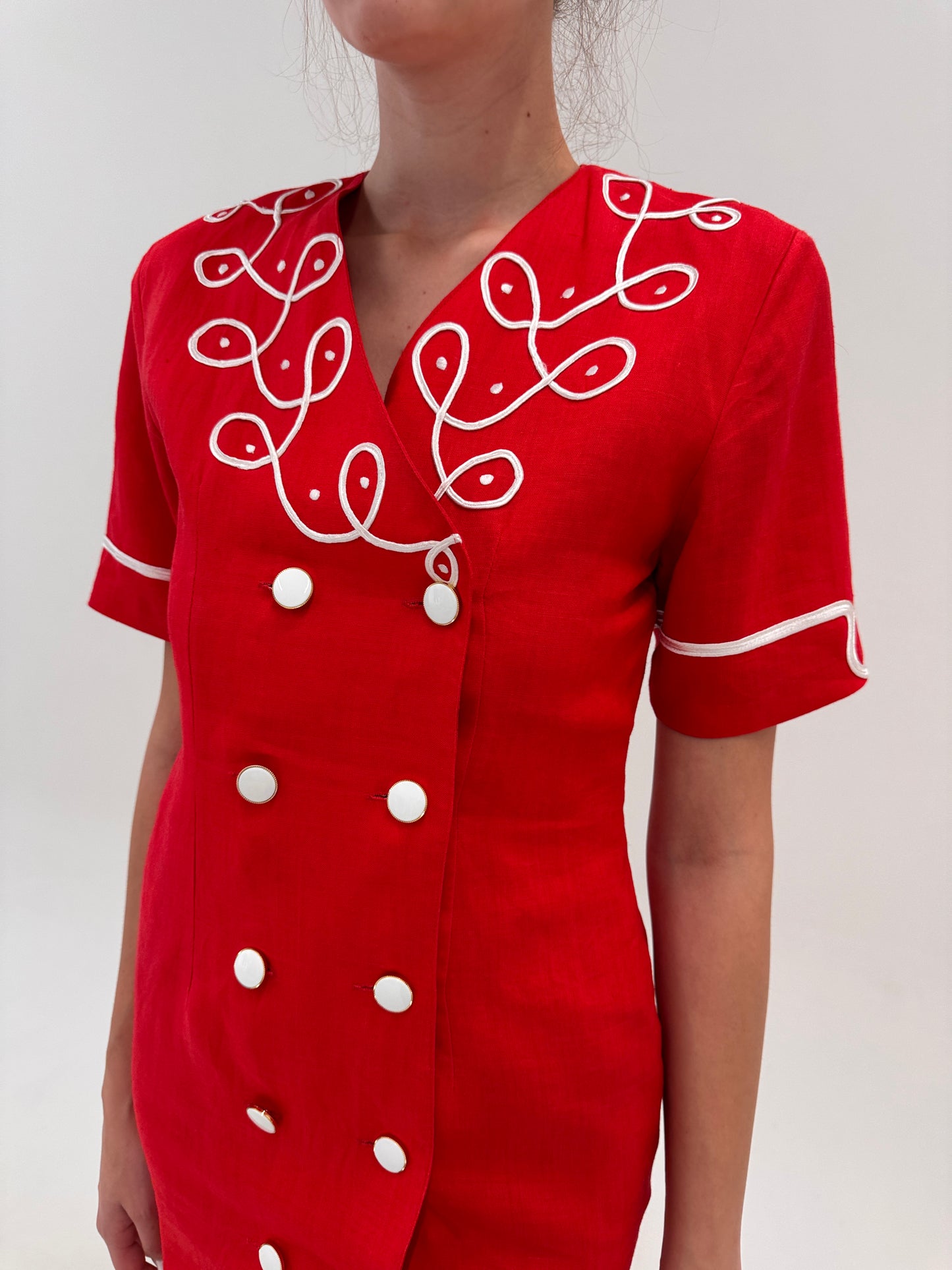 Rochie vintage italiană din pânză de in ușor structurată cu broderie și închidere dublă