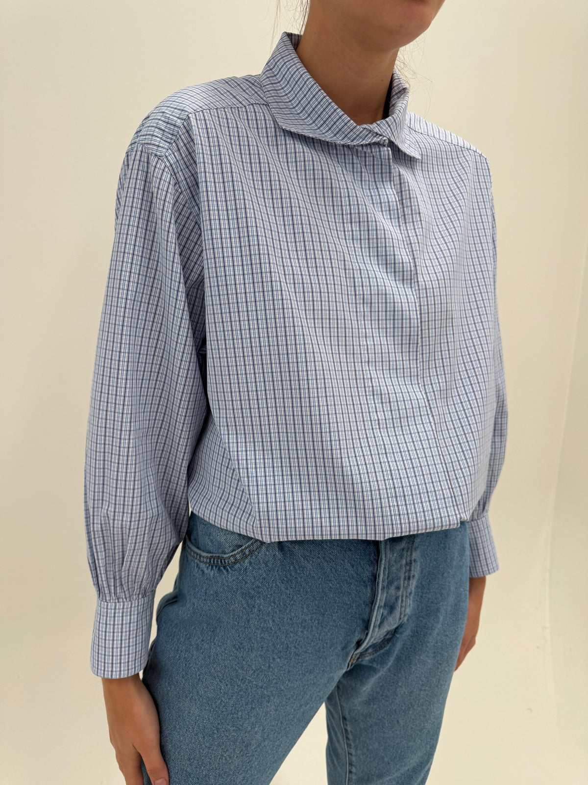 Cămașa vintage în carouri fine și croi retro modern oversized cu manșete înalte