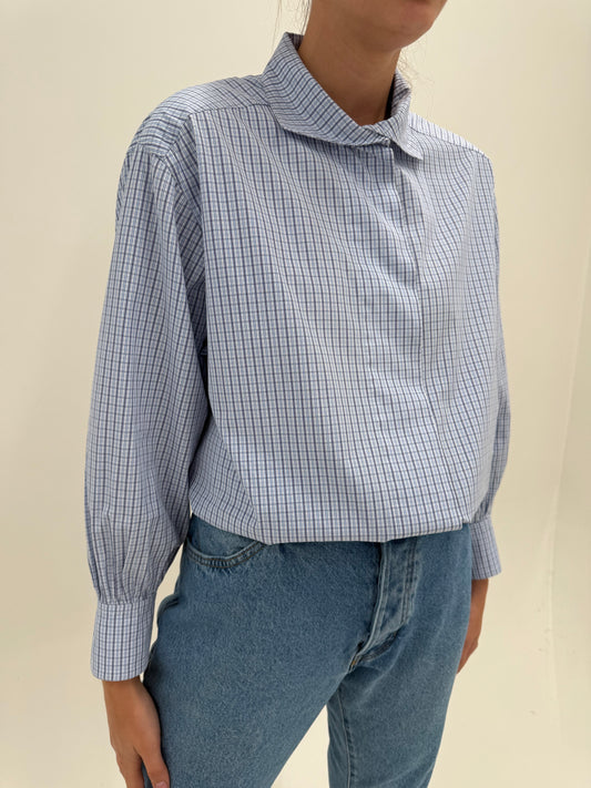Cămașa vintage în carouri fine și croi retro modern oversized cu manșete înalte