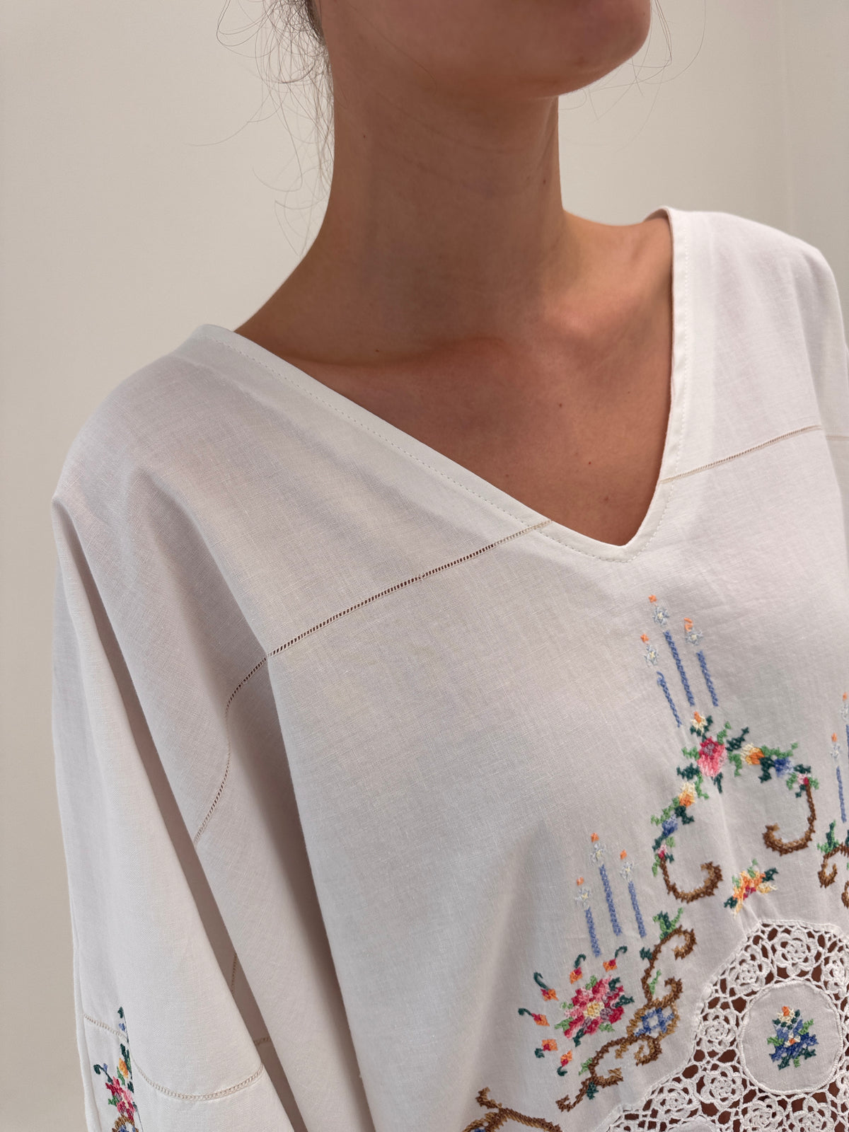Kaftan bujuterie cu broderie manuală colorată excepțională din pânză de in și bumbac