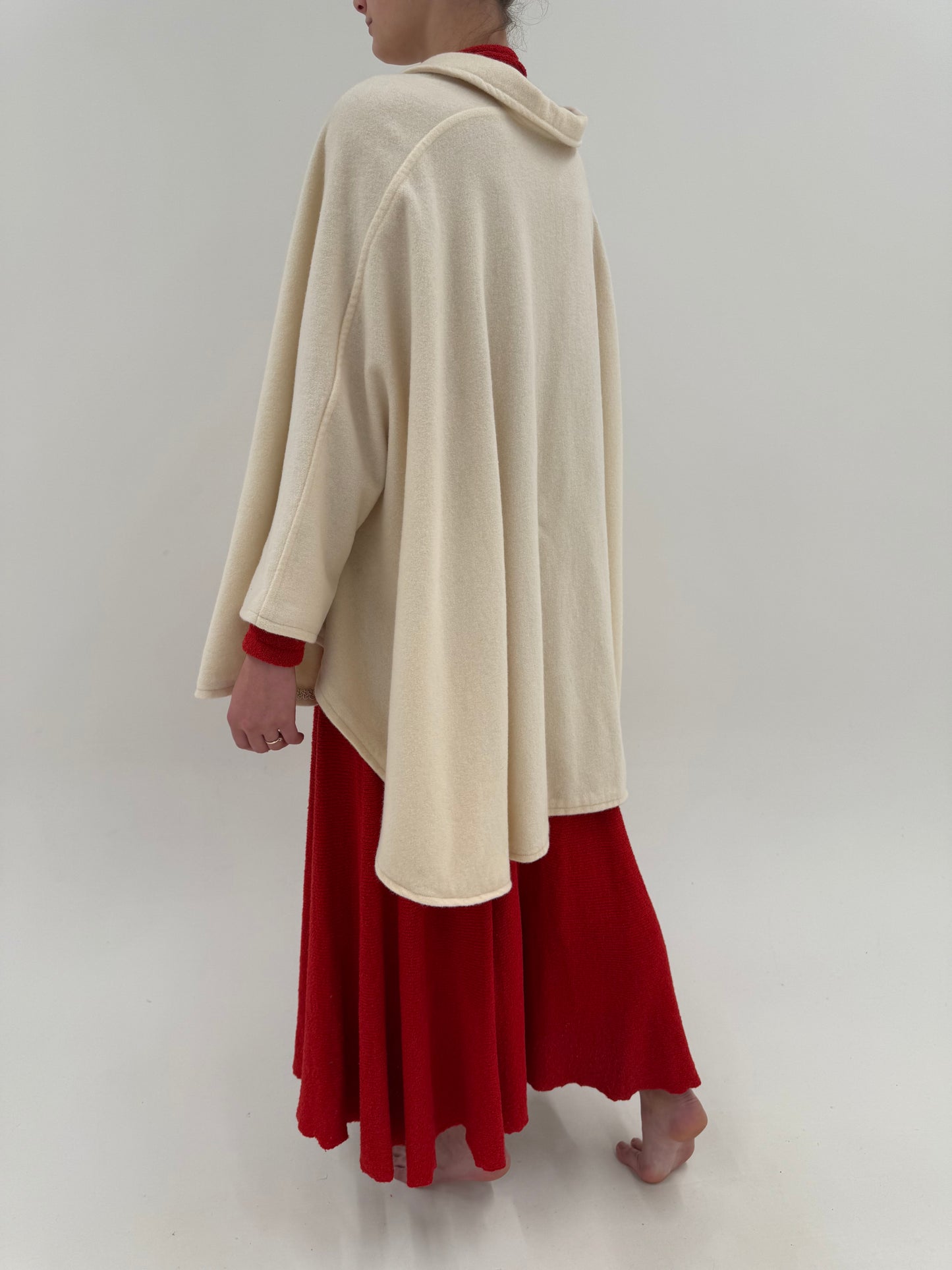 Capa vintage butter white din lana extrafina cu aplicații din dantelă macrame