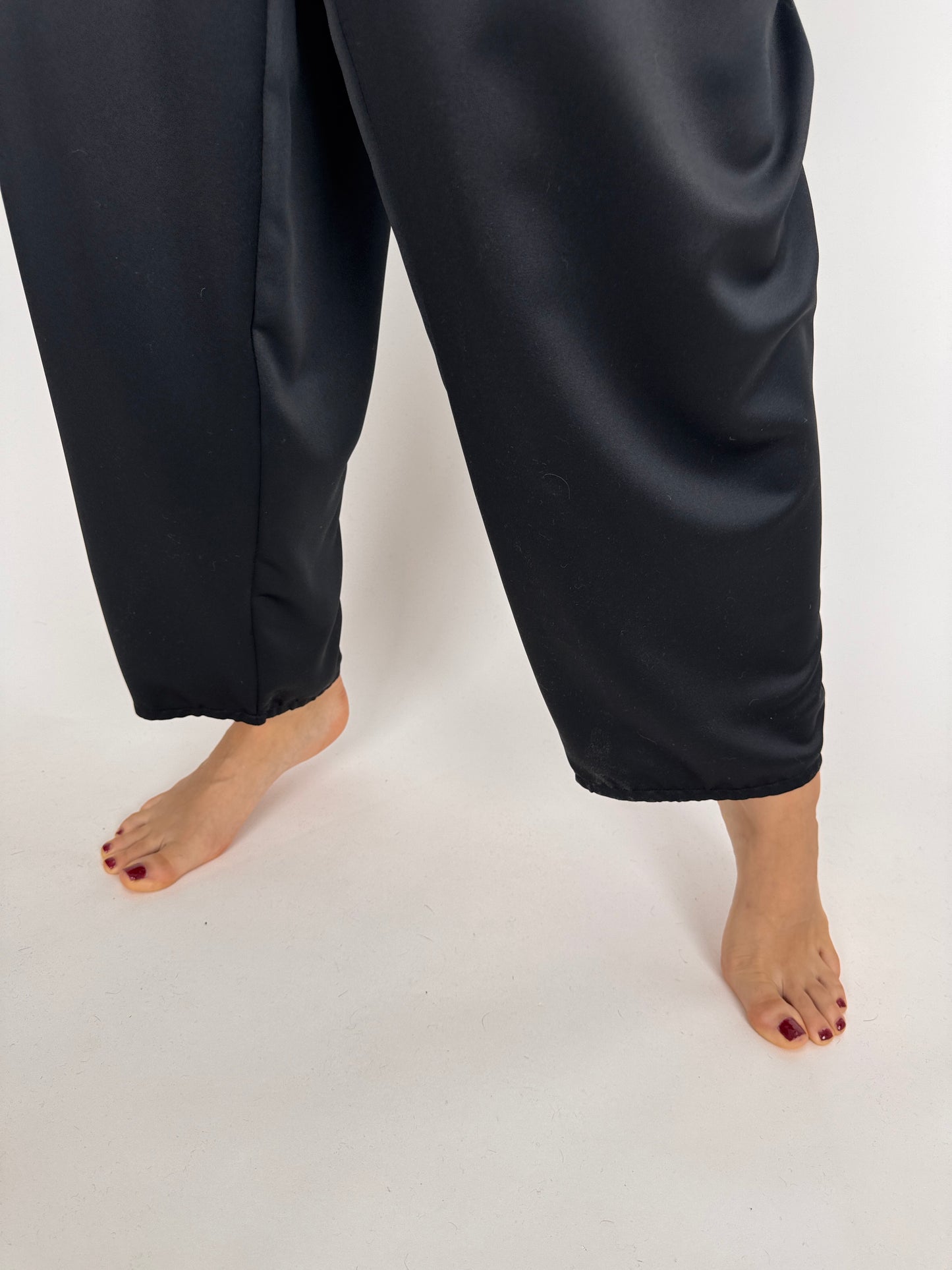 Pantaloni negri de sera plus size satinati cu pense si talie ultra înaltă