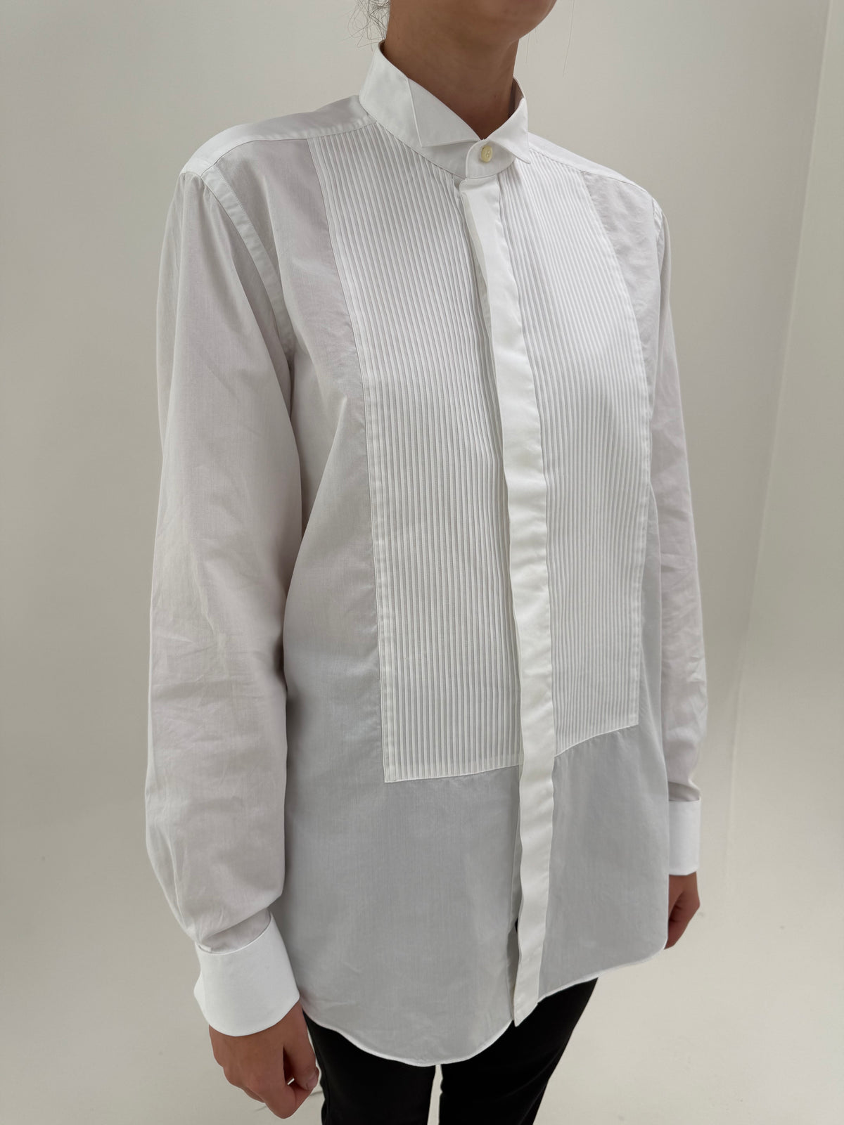 Cămașa Dior de ceremonie cu butoni din bumbac excepțional și plastron plisat