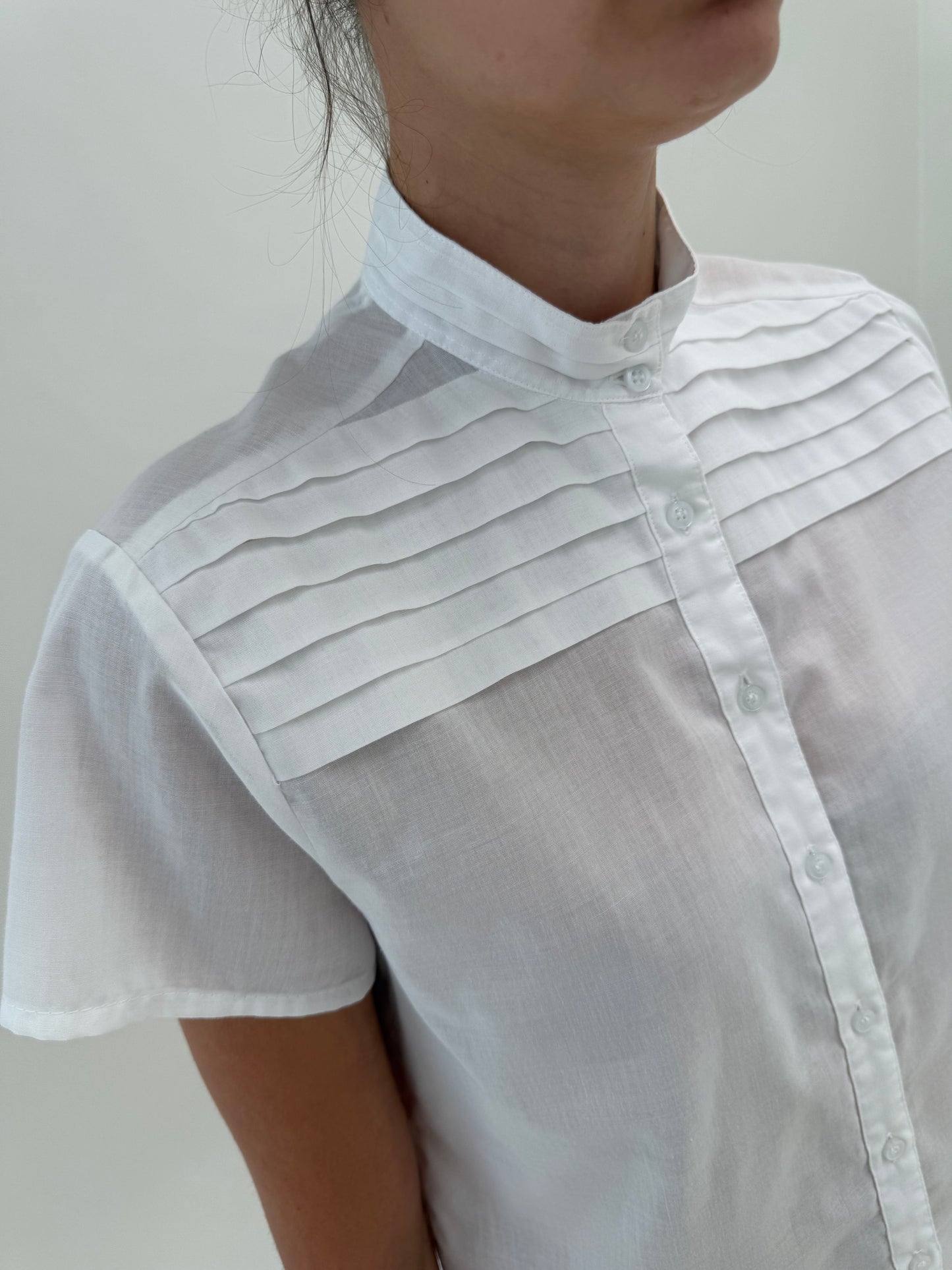 Camasa din poplin de bumbac în croi retro modern cu pliseuri decorative