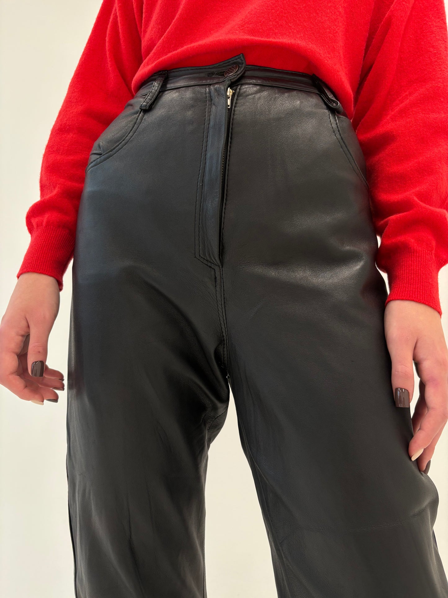 Pantaloni negri din piele naturală moale cu talie înaltă