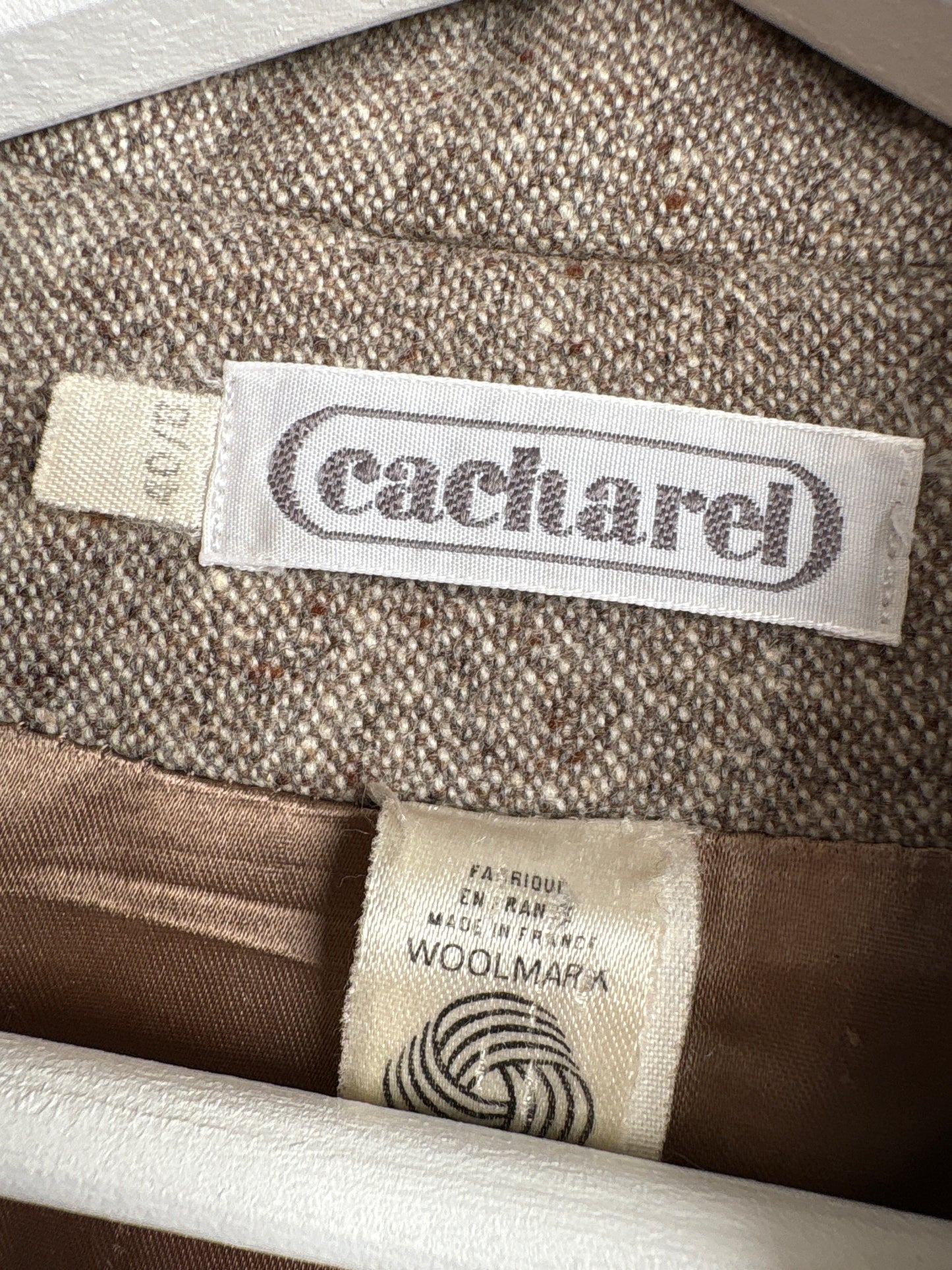 Sacou de brand luxury Cacharel din tweed Donegal warm gray cu inserții ivorie