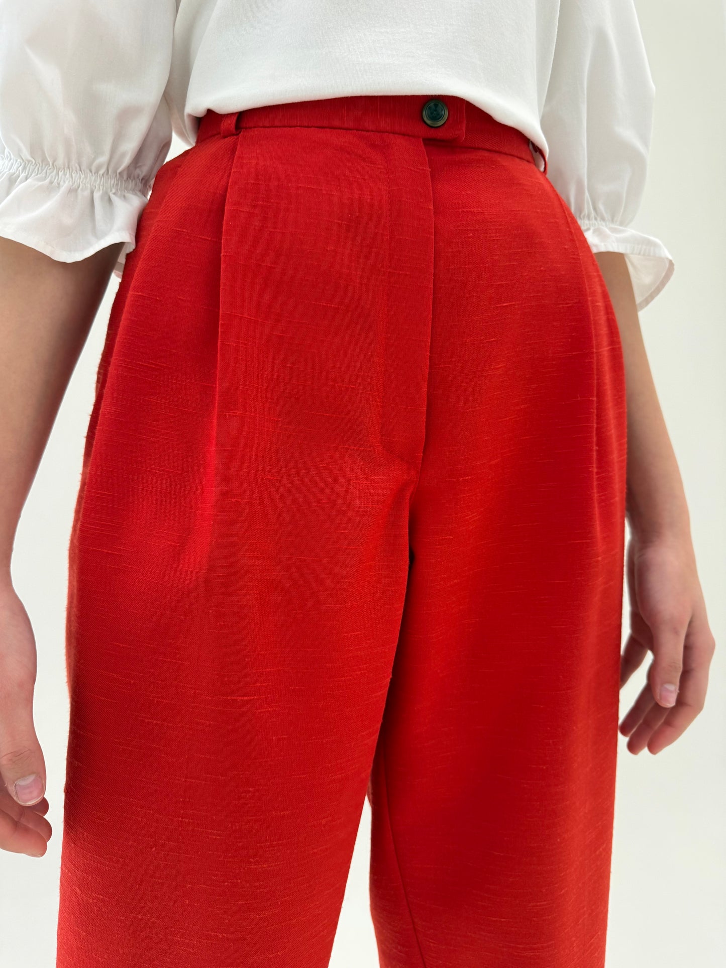 Costum roșu tare din pânză cu închidere dublă și pantaloni cu pense