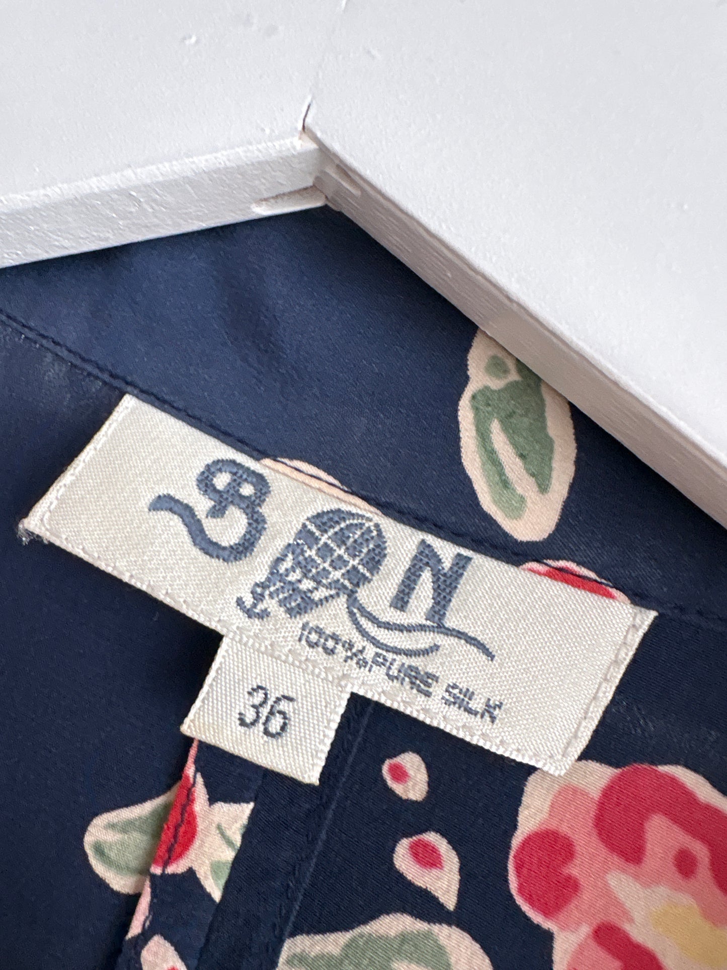 Cămașa din mătase naturală Navy cu print floral stilizat