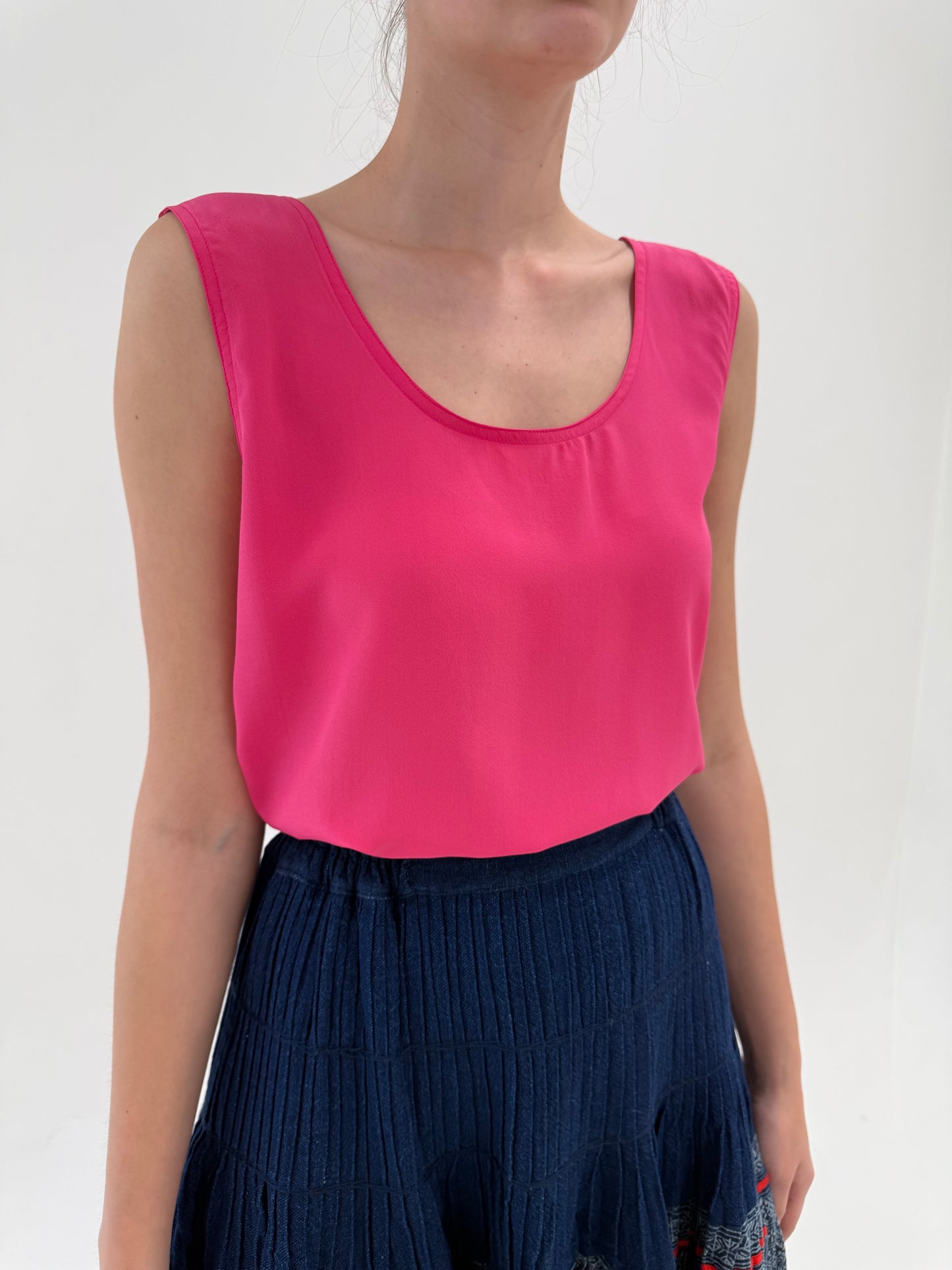 Top Barbie Pink din mătase naturală în croi minimalist