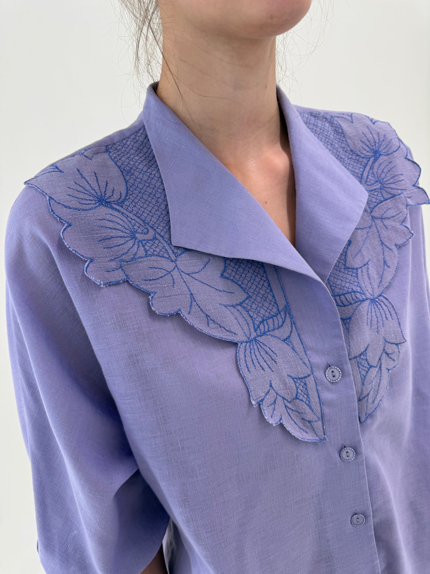 Cămașa vintage lavandă din panzica de bumbac cu broderie