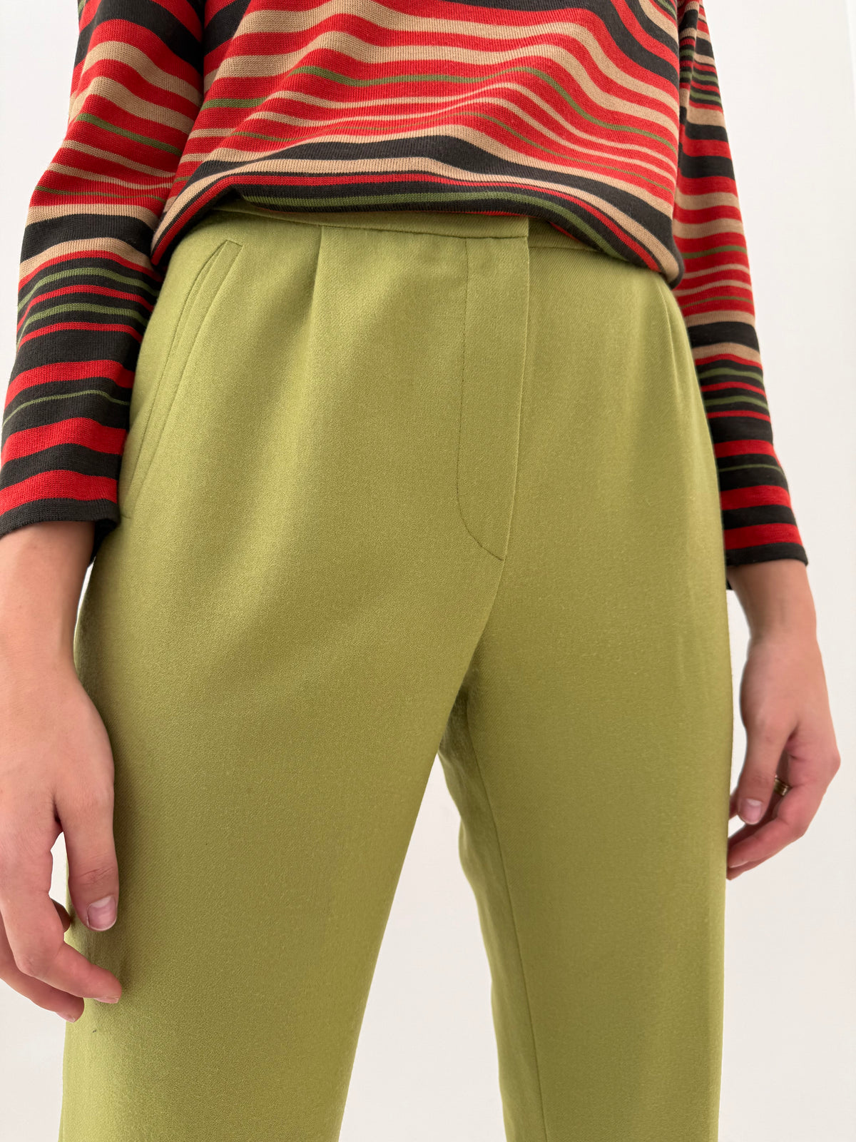 Pantaloni petite din lana extrafina verde crud cu pense și talie înaltă