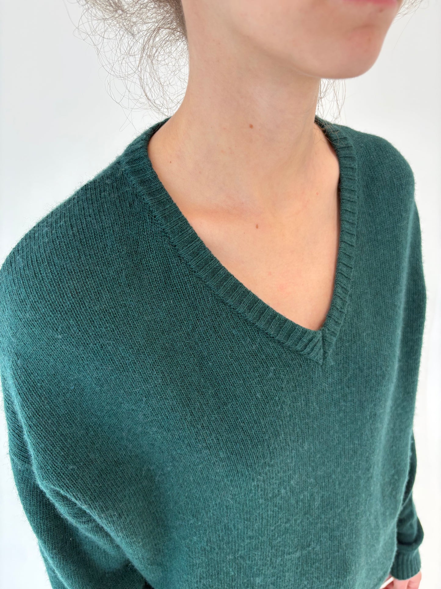 Pulover tall pine green din lana merino extrafina în croi lejer cu mânecă căzută