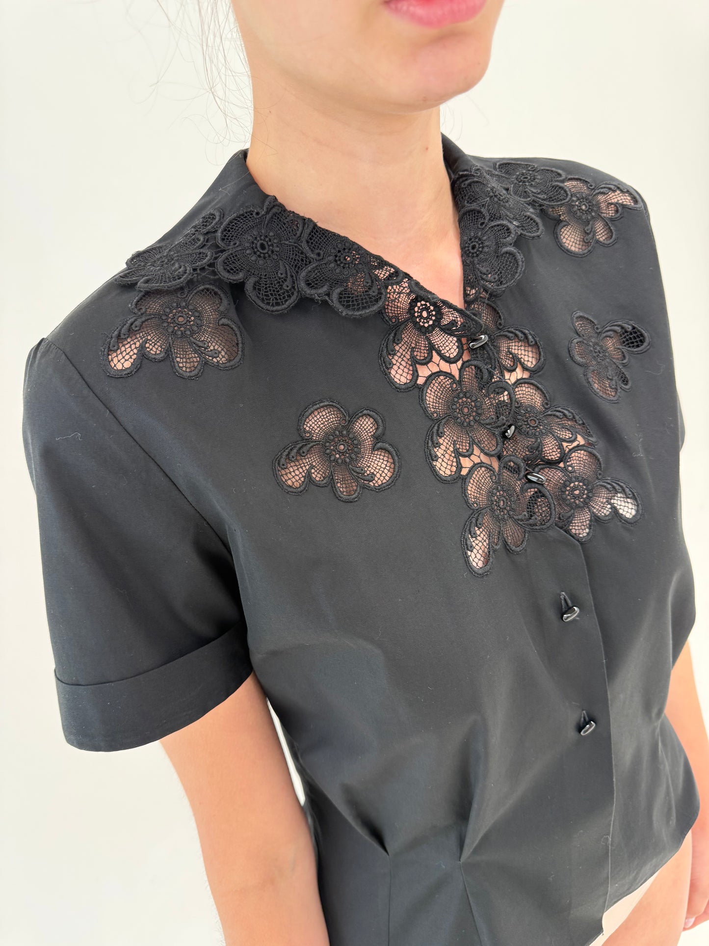 Cămașa vintage bijuterie cu broderie manuală excepțională în croi ușor cambrat