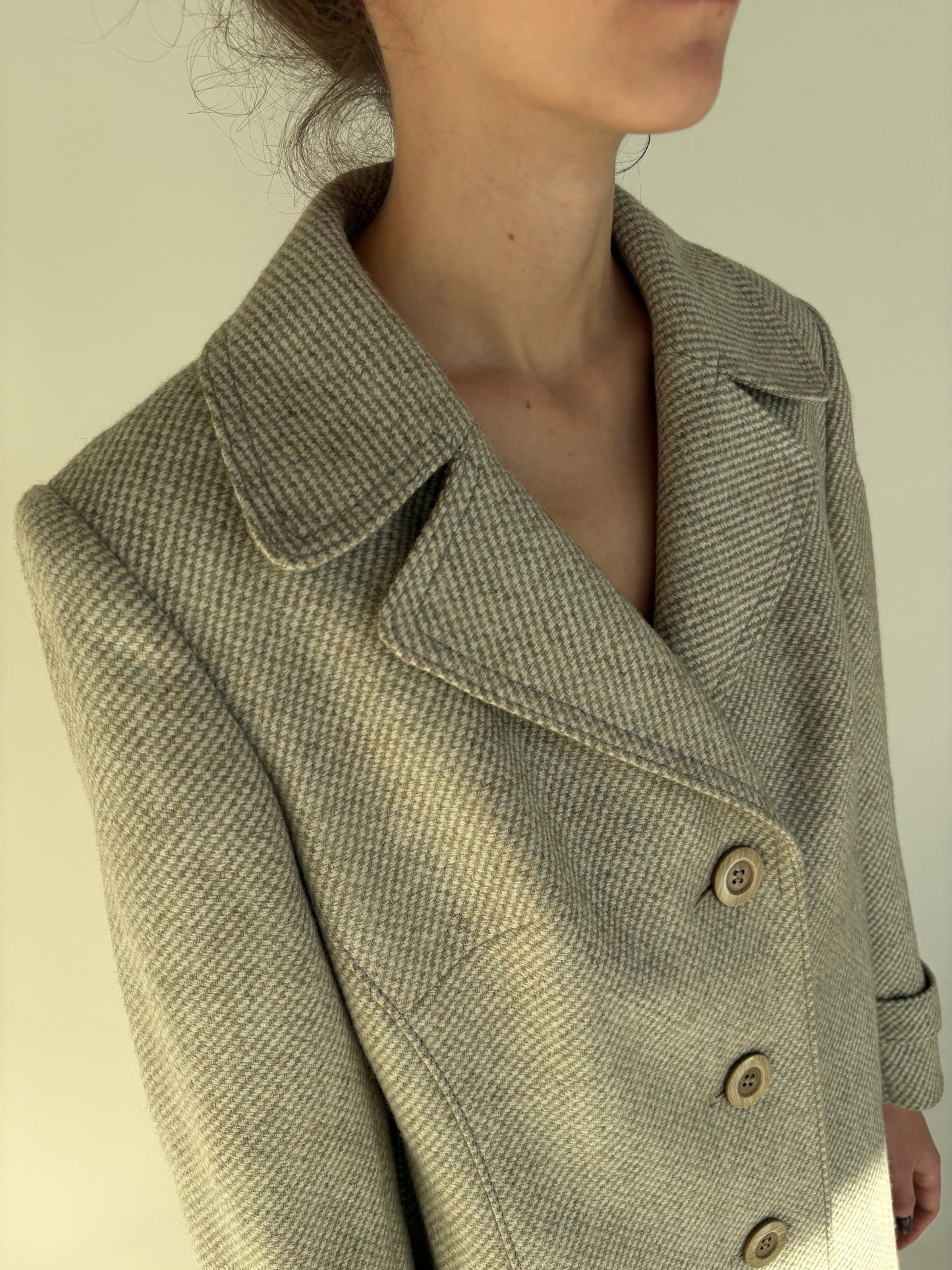 Palton old vintage anii 70 din twill gros de lana în nuanțe de nude