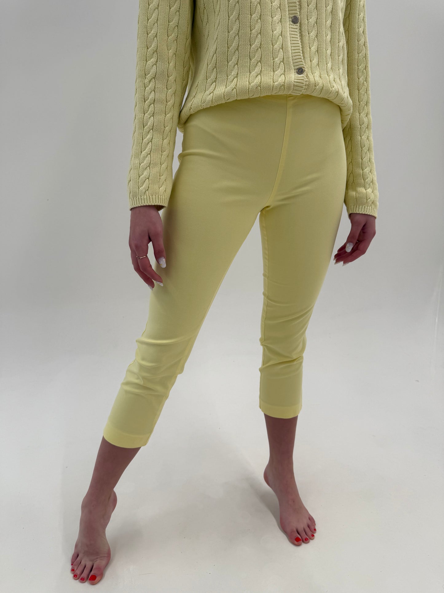 Pantaloni Lacoste butter yellow petite din bumbac premium modelator