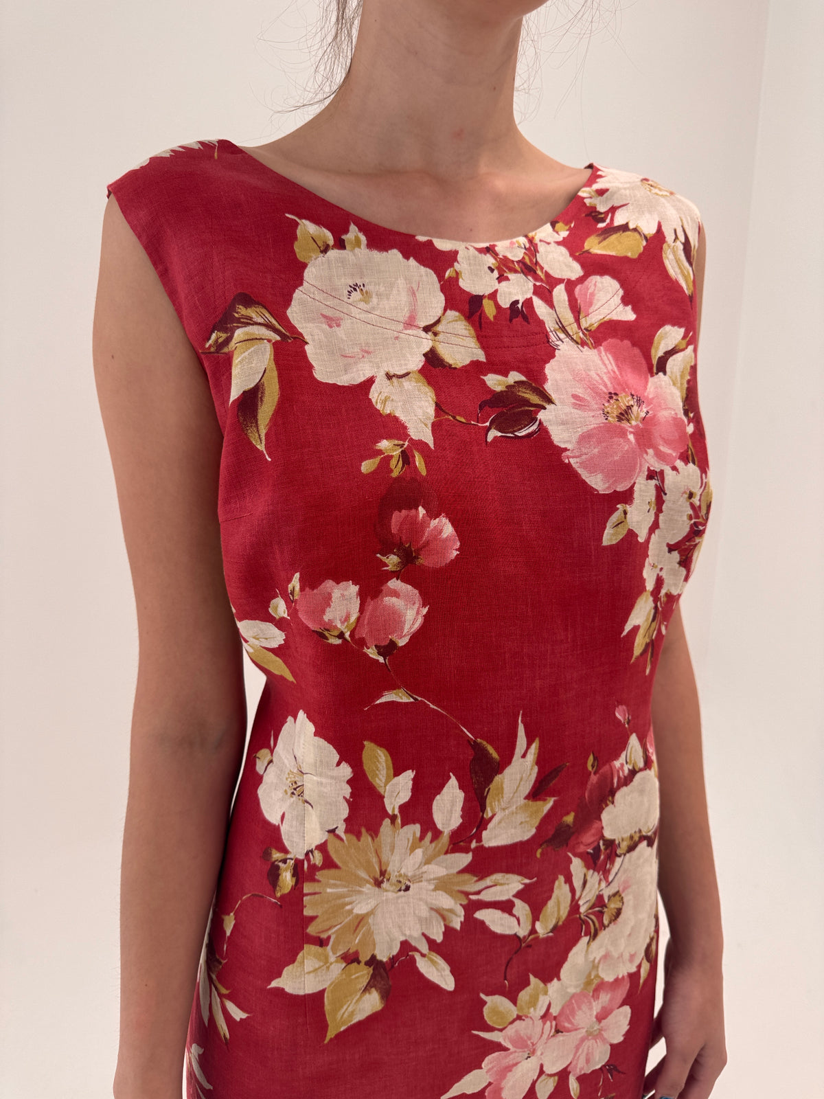 Rochie maxi în croi minimalist cu print floral superb în culori pudrate din in