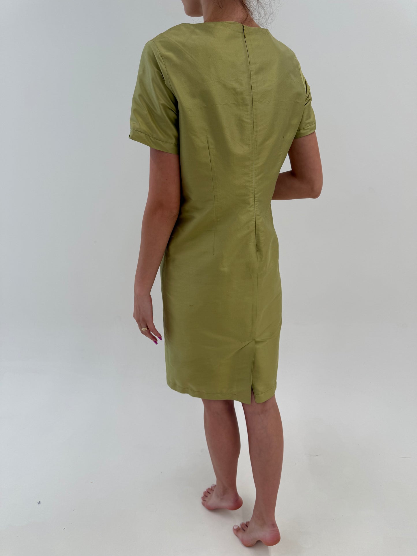 Rochie italiană din mătase naturală ușor structurată muted chartreuse în croi clasic