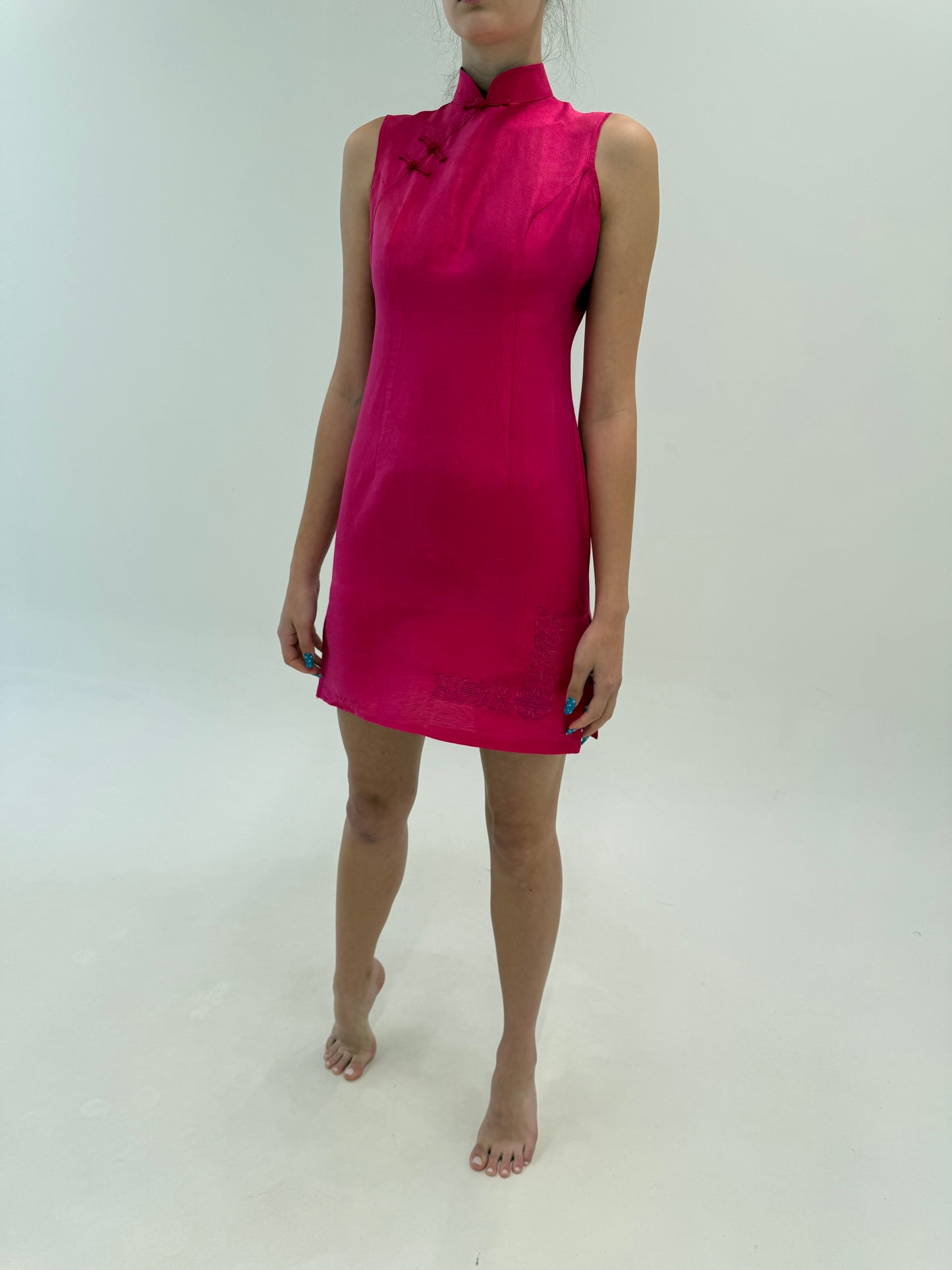 Rochie fucsia din mătase naturală structurată cu influențe asiatice