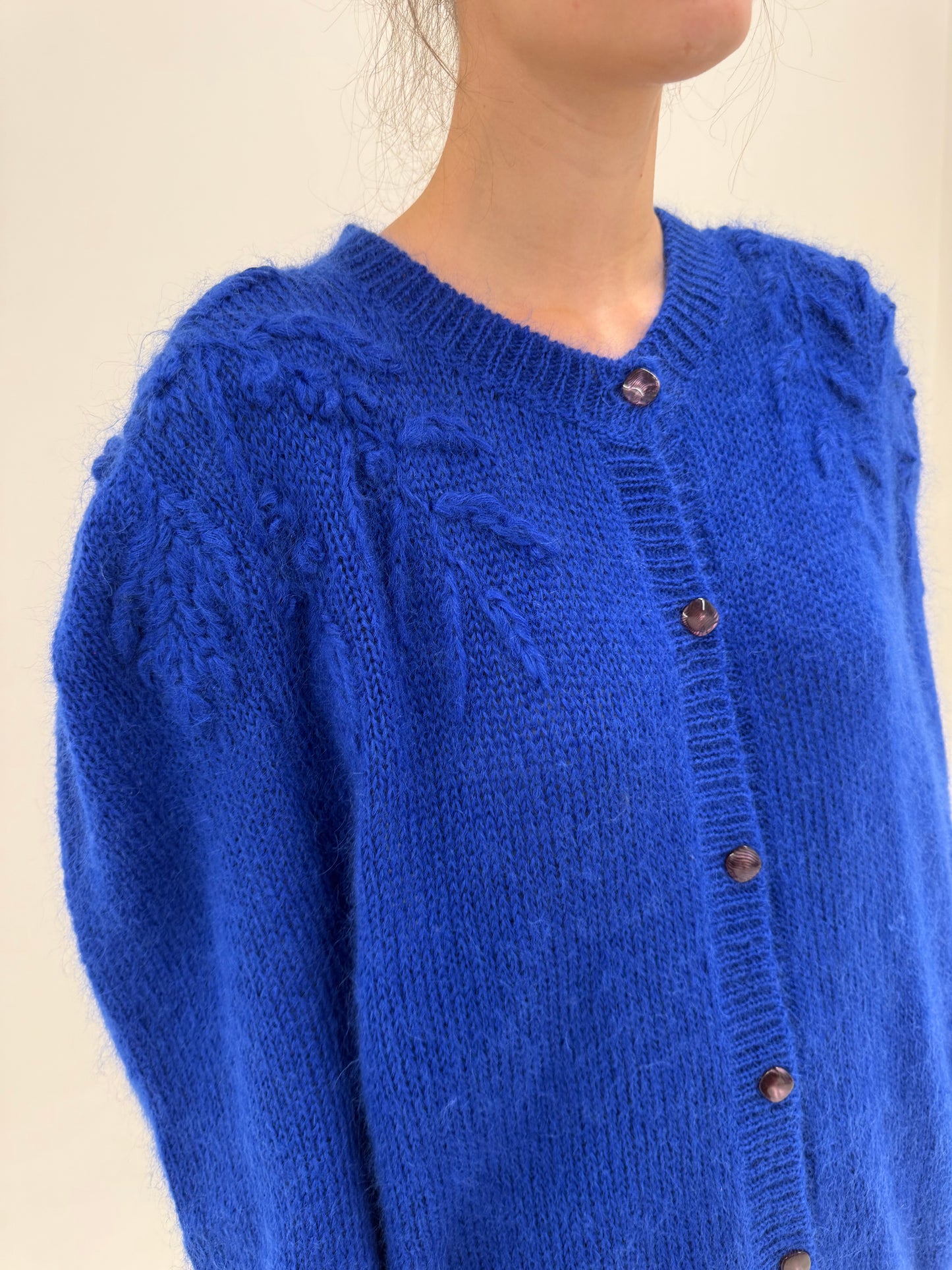 Cardigan din mohair albastru regal cu broderie manuală 3D pe umeri