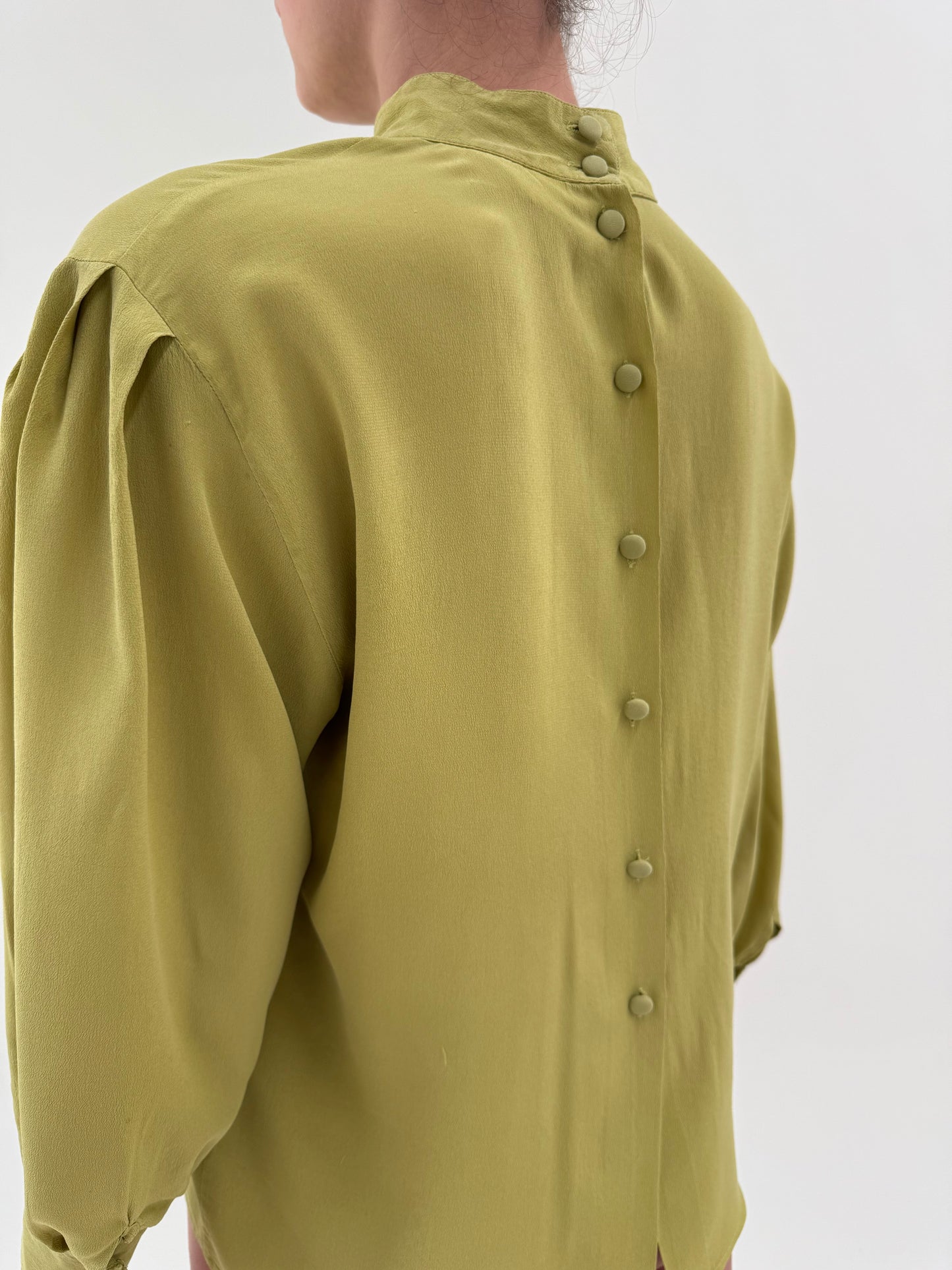 Cămașa verde crud petite din mătase naturală cu închidere la spate