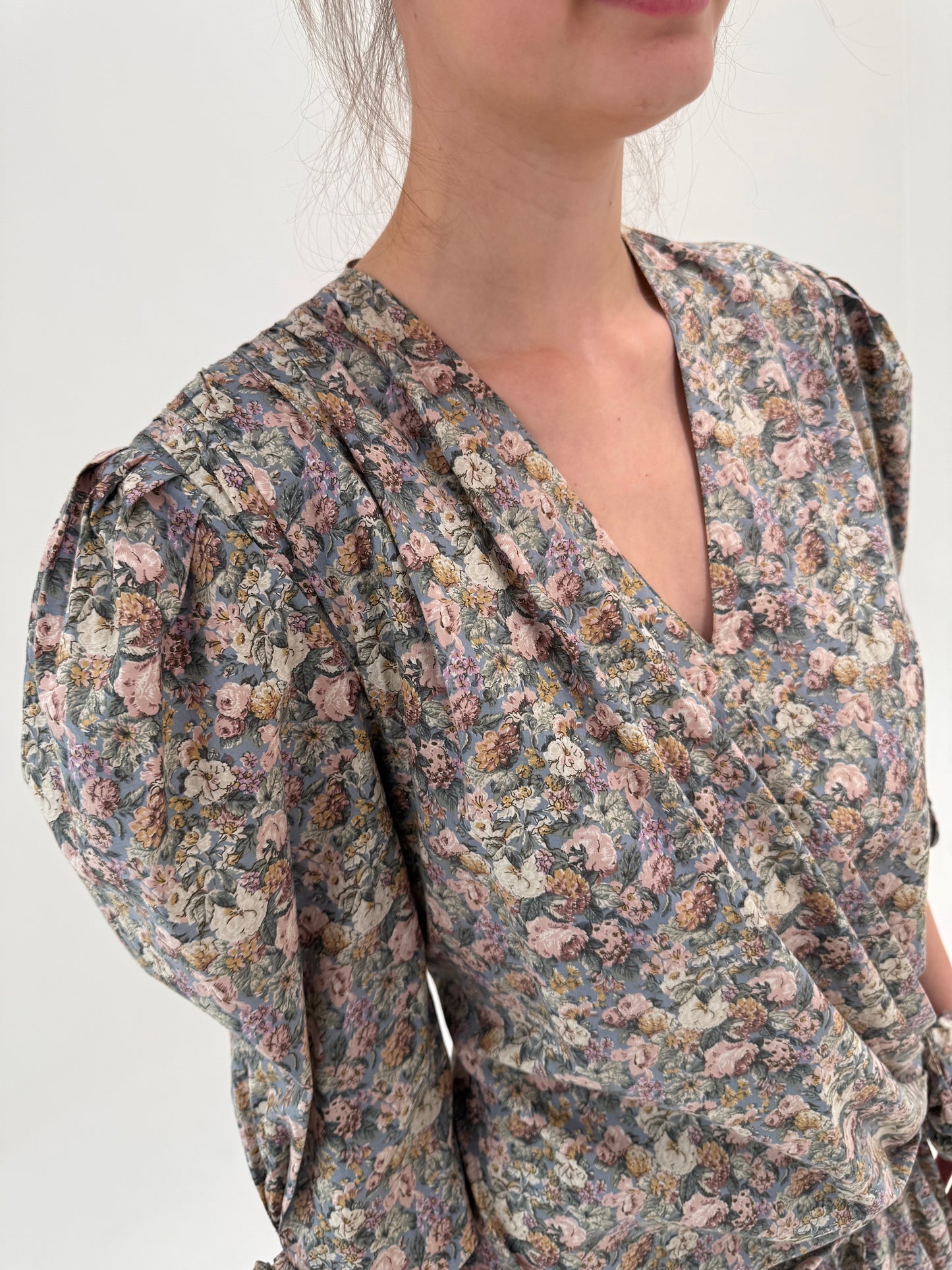 Rochie vintage cu talie căzută și print floral în nuanțe dusty superbe