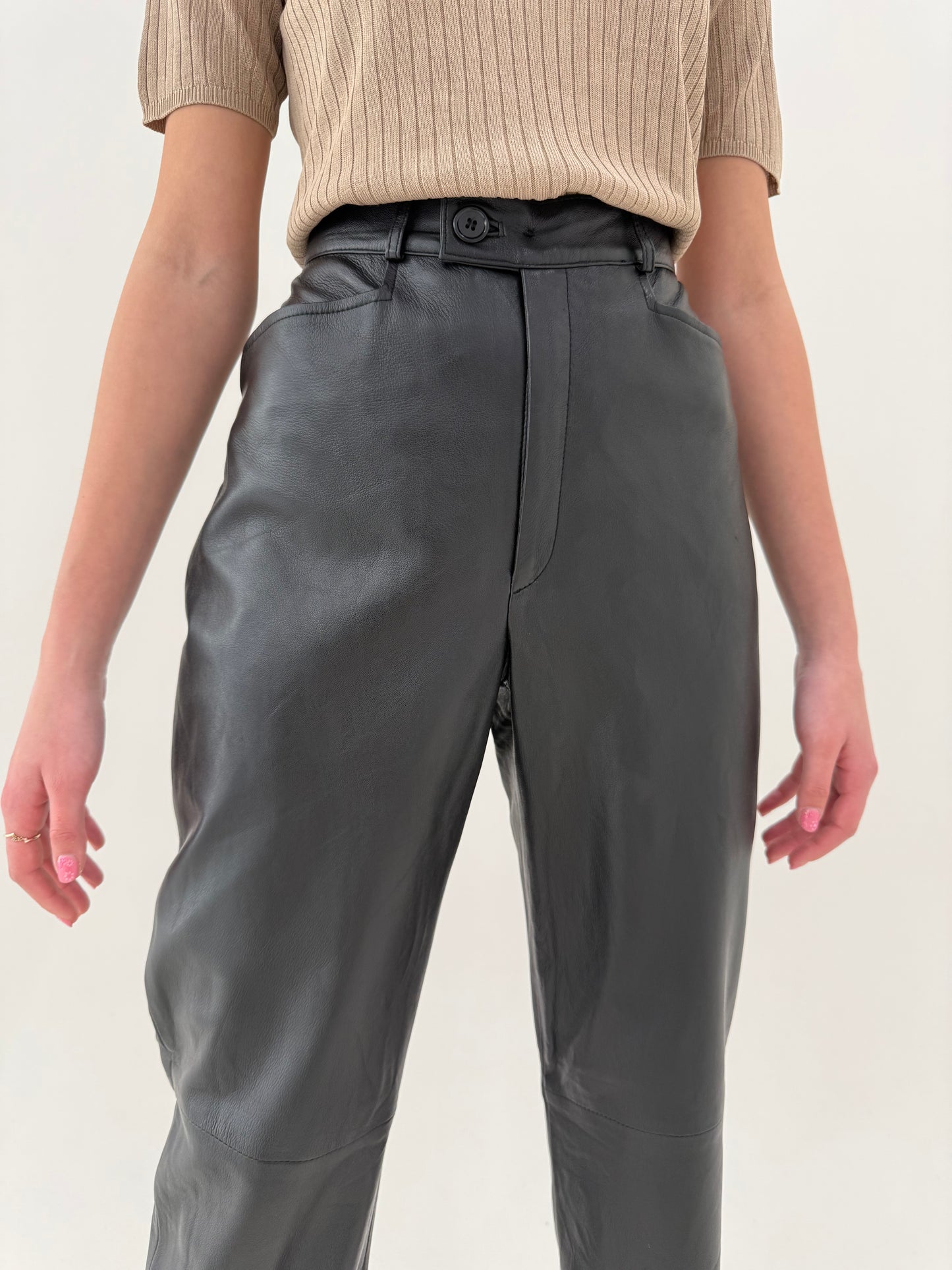 Pantaloni tall din piele naturală moale în croi clasic pe picior